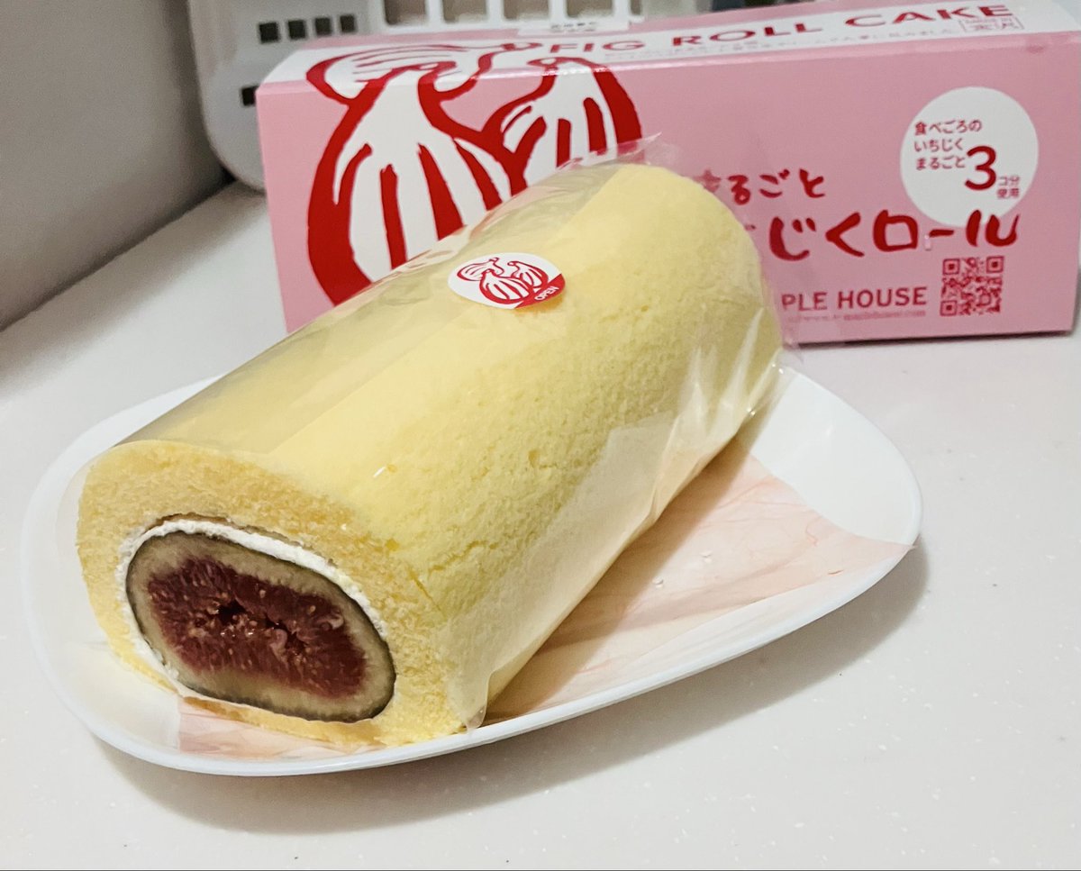 Koyasuko7's tweet photo. 今季のメープルハウスのいちじくロールが始まったヨー♪ 今年は何回食べられるかなあ。(写真の構図が去年とあまり変わらないことに気付いたw) https://t.co/2ys9VwAawR