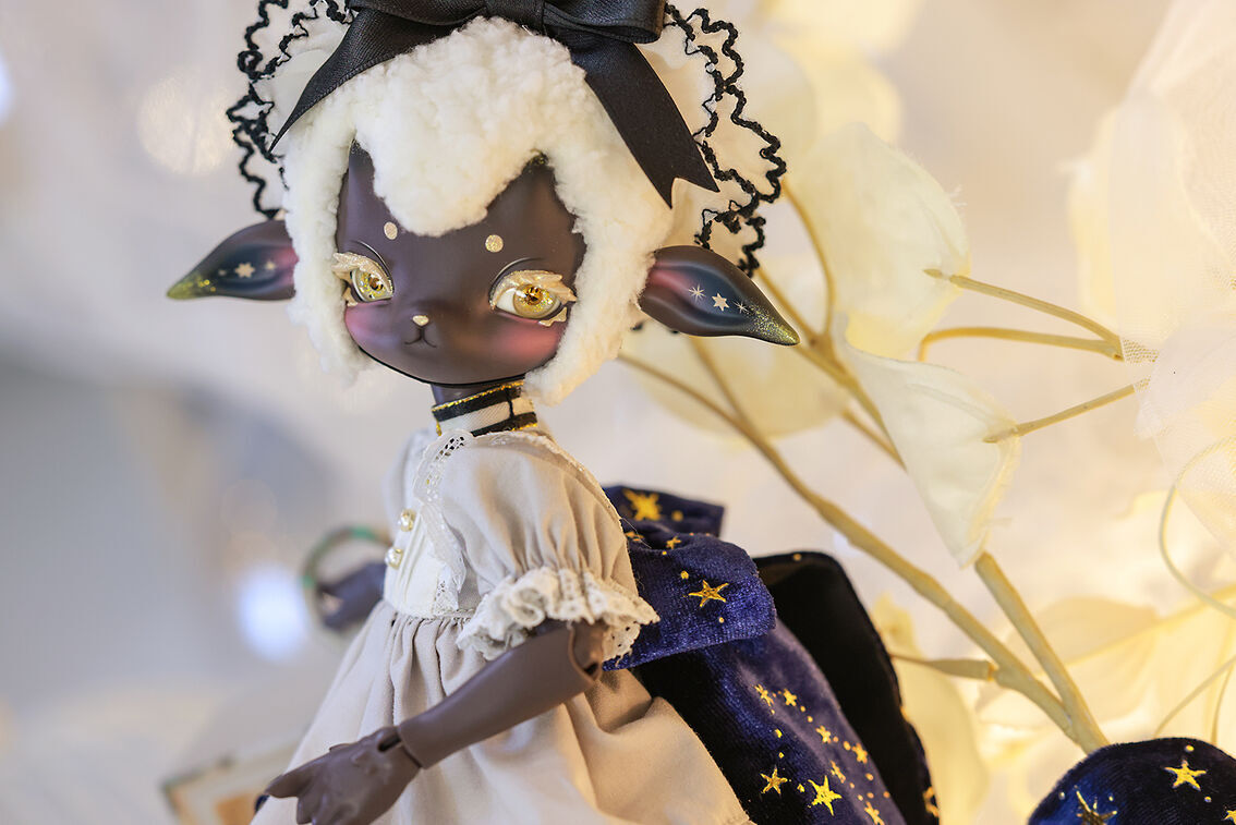 DOLKSTATION's tweet photo. 【DOLK×Coral Reef Doll】

── ヒツジが一匹、ヒツジが二匹…
枕元でふわりと跳ねる 羊妖精Mie-mieが新登場！

https://t.co/L6YuMoUwTr

限定 Mangosteen Skinに、シャンパンカラーの幻想的なメイクをHeebom氏が施し、STELLINAがナイトウェアをイメージした可憐なドレスを仕立てています。 https://t.co/fqLu89D1Hr