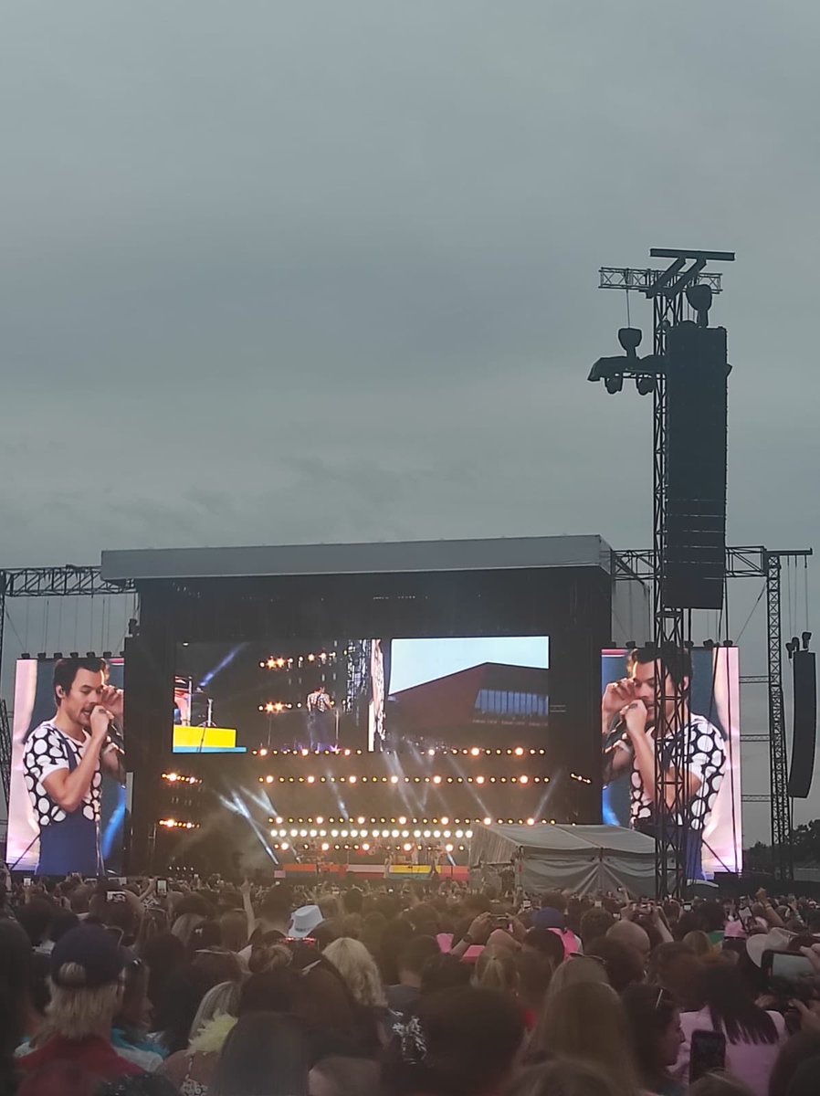 lwt_august's tweet photo. Hello @HSHQ, this is my official submission to be today’s photographer for the show ! It’s my fourth time seeing Harry, second time in Amsterdam ! Here are some clips and pics of our time Together Together 🕺 https://t.co/MmQ0HhPlsI