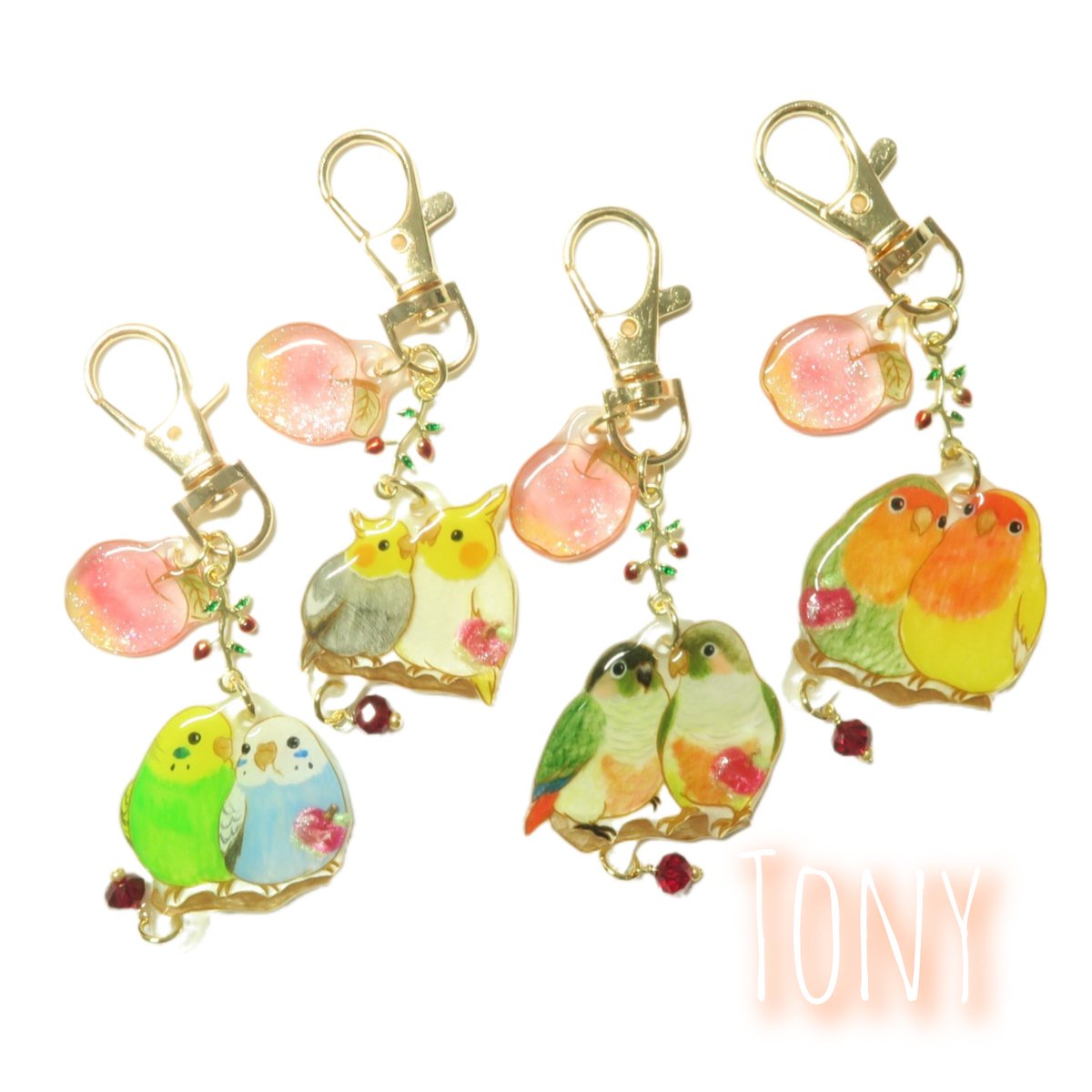 Tony_minto17's tweet photo. りんごのキーホルダーです🍎

全ての子たちを撮ることが出来なかったのですが、他の鳥さんもいます！

ぜひ実物を見にいらして下さい✨
可愛く出来てます♡

#ことり万博
#掛川花鳥園 https://t.co/Eaj4MGd0Pd