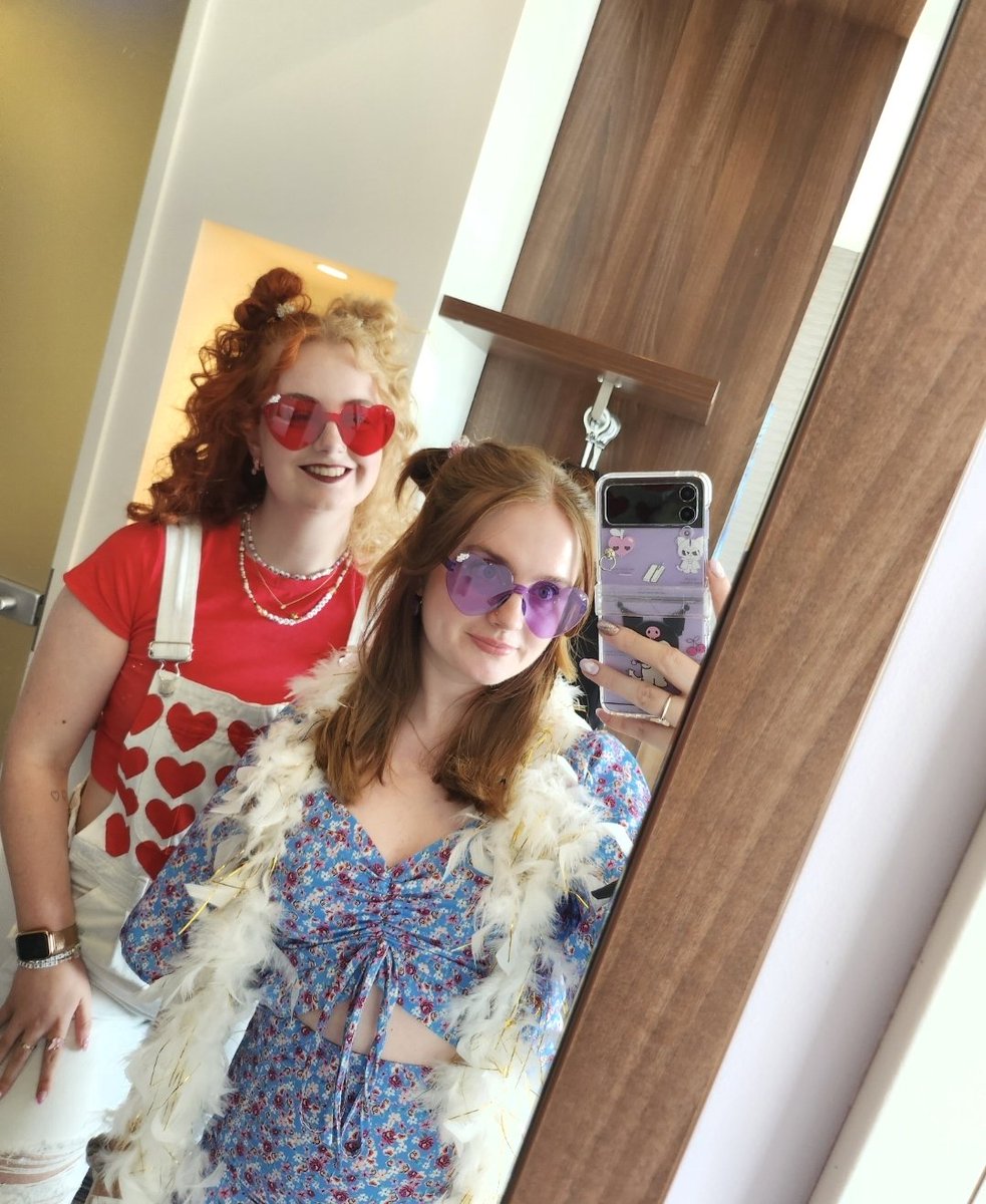 moonchildceline's tweet photo. me and @sunfl0wervol6 will be dancing in front ga right tonight, and would looove to be photographers for the night!! this is us going to the previous tours together and getting ready for tonight!! ♡ @HSHQ https://t.co/le5kjoVuvR