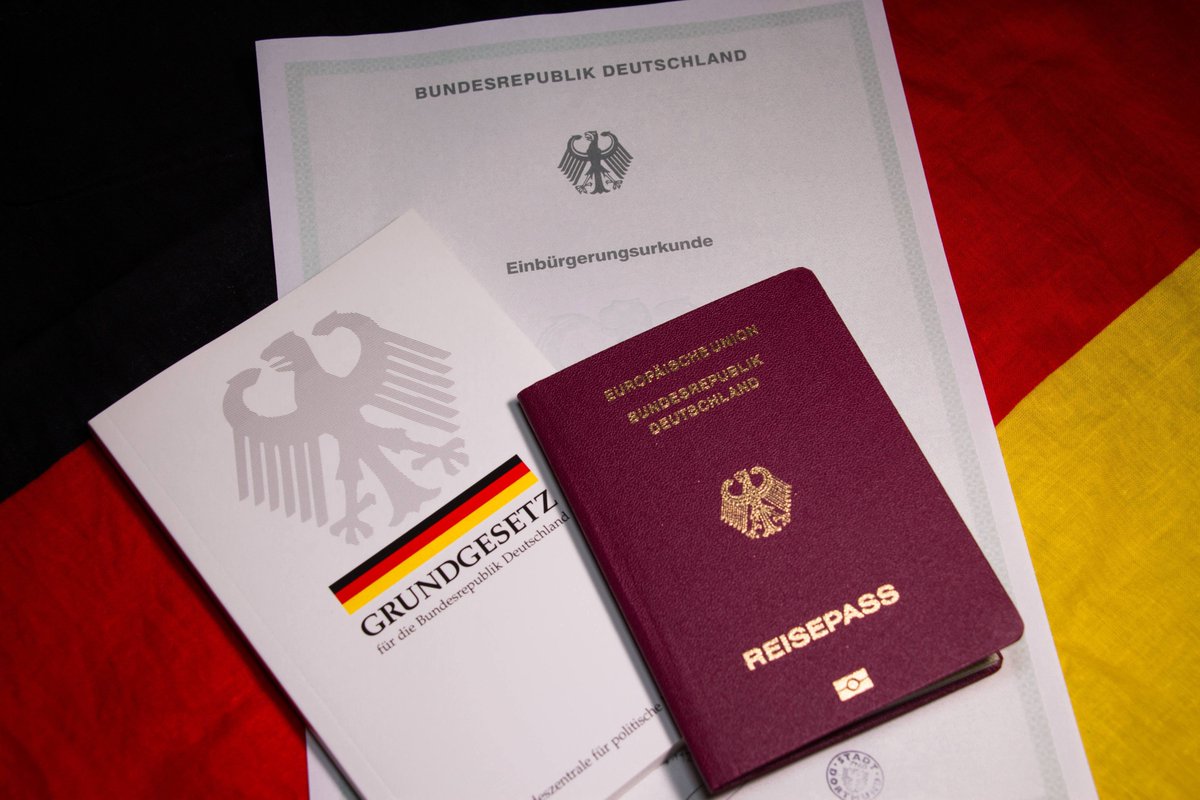 e_munich's tweet photo. NOCH mehrheitsgesellschaftlich haben die links-rot-grün-schwarzen und grauenhaft falsch wählenden Nicht-Migranten - vormals auch Bundesdeutsche genannt - immer noch nicht begriffen, dass sie durch die Turboeinbürgerung von Scheinflüchtlingen bald zur Minderheit im eigenen Land werden.
So verelendet eine Gesellschaft sehenden Auges hinter ihrer #Brandmauer und wird freiwillig islamisch, afrikanisch und ukrainisch unterwandert.
Weltweit einzigartig will ich meinen!
#Wüst #Merz #Lackaffe #Kubicki #Illner