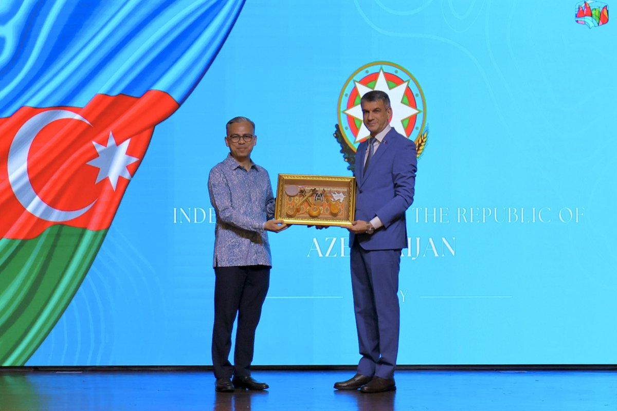 AzEmbMalaysia's tweet photo. 28 May – The Independence Day of the Republic of #Azerbaijan was solemnly celebrated in Kuala Lumpur, #Malaysia with the participation of distinguished government officials, diplomats, parliamentarians, representatives of the business community and media. 

We were deeply honoured and truly delighted to welcome our Guest of Honour, the Honourable Datuk Ahmad Fahmi Mohamed Fadzil @fahmi_fadzil , the Minister of Communications of Malaysia at our Reception on the occasion of this glorious day 🇦🇿🤝🇲🇾