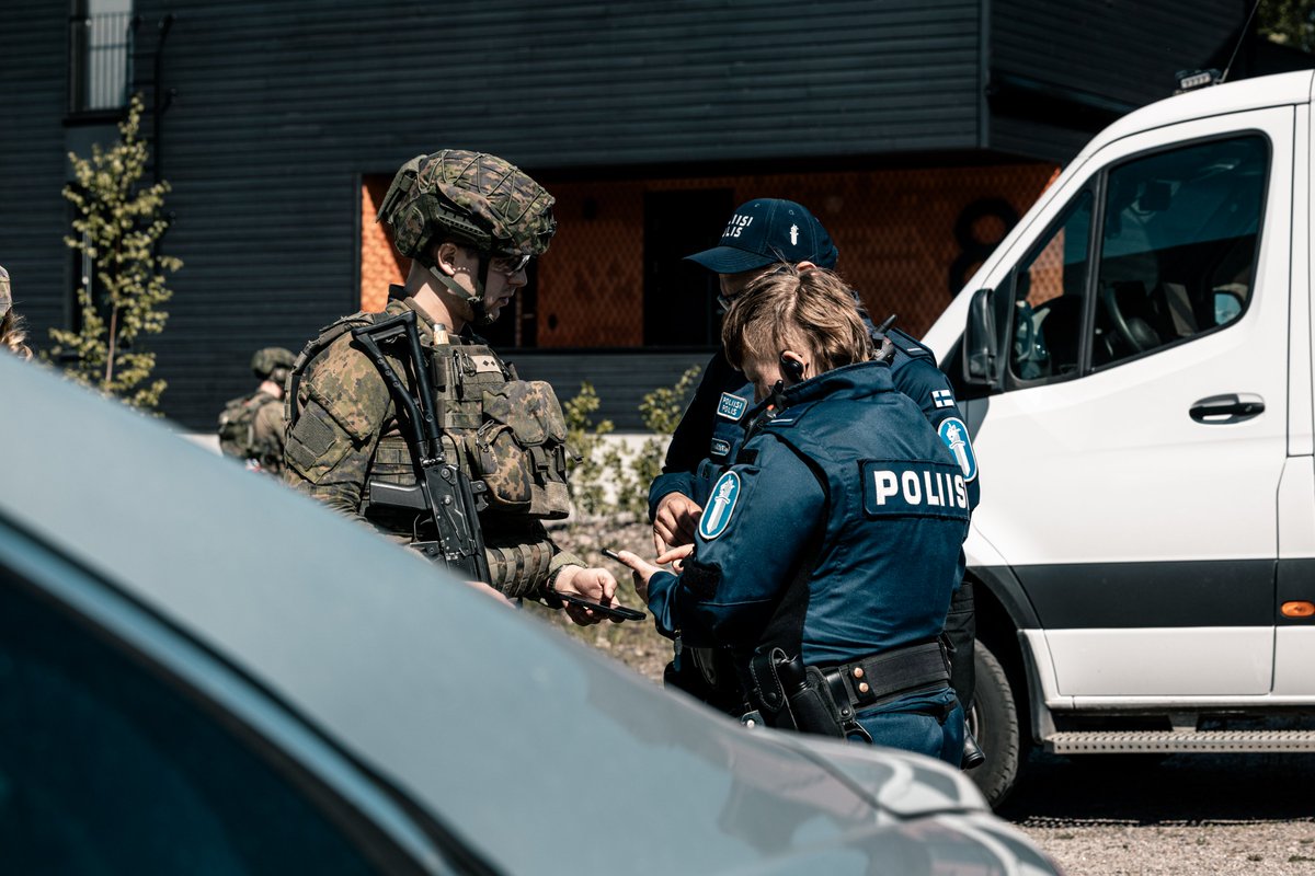 KaartinJR's tweet photo. #Uusimaa26-harjoitustoimintaa oli kaikkina vuorokaudenaikoina pääkaupunkiseudulla maastossa ja rakennetulla alueella kiinteistöissä. Harjoitus mittasi kesäkuussa kotiutuvien varusmiesjohtajien osaamista ja kehitti koko joukon suorituskykyä.
#maavoimat #kaartjr #sotilaspoliisit https://t.co/PHzXD1qxv3