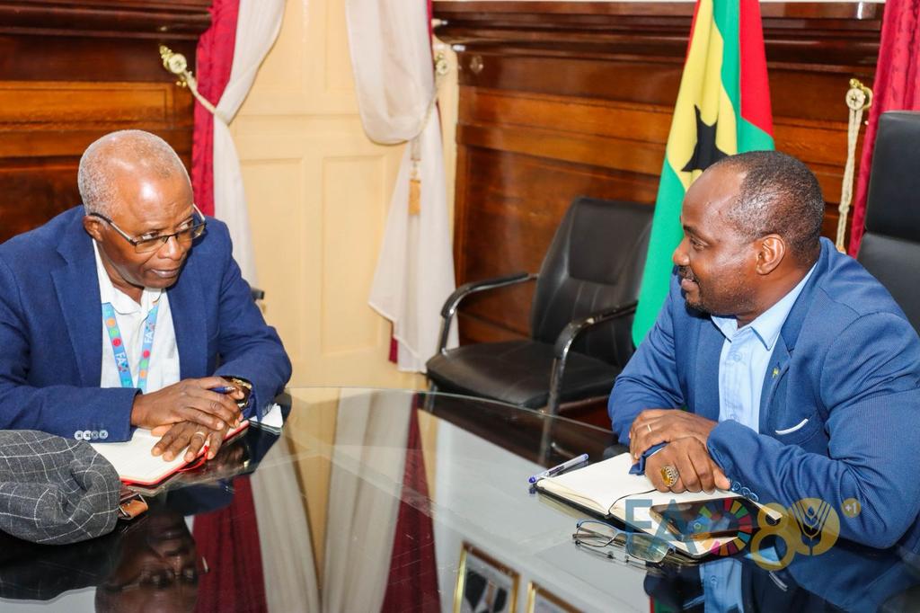 FAOAfriqueCent's tweet photo. À Sao Tomé et Principe, le développement durable de la chaîne de valeur du manioc a été au cœur d’une réunion de coordination entre la FAO et le Ministre de l’Agriculture, M. Nilton Garrido, autour des activités en cours et du lancement d’un nouveau projet dans ce domaine. 🌱🇸🇹 https://t.co/rwFEcVEnjK