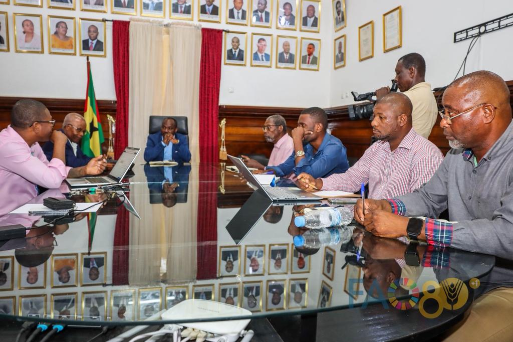 FAOAfriqueCent's tweet photo. À Sao Tomé et Principe, le développement durable de la chaîne de valeur du manioc a été au cœur d’une réunion de coordination entre la FAO et le Ministre de l’Agriculture, M. Nilton Garrido, autour des activités en cours et du lancement d’un nouveau projet dans ce domaine. 🌱🇸🇹 https://t.co/rwFEcVEnjK