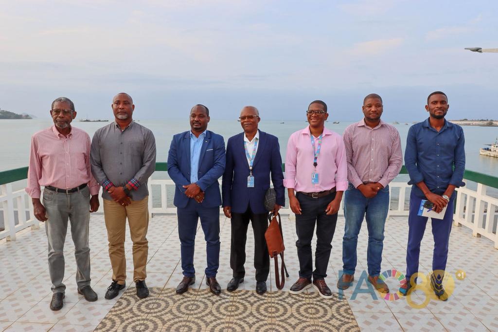 FAOAfriqueCent's tweet photo. À Sao Tomé et Principe, le développement durable de la chaîne de valeur du manioc a été au cœur d’une réunion de coordination entre la FAO et le Ministre de l’Agriculture, M. Nilton Garrido, autour des activités en cours et du lancement d’un nouveau projet dans ce domaine. 🌱🇸🇹 https://t.co/rwFEcVEnjK