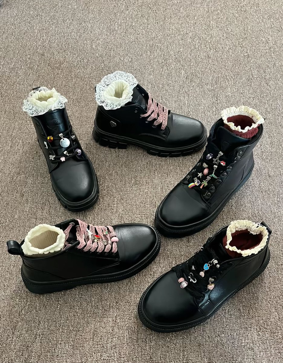 perscuma's tweet photo. cantik bgt bisa di dekorasi gini boots nya jd keliatan manis bgt buat konser😙🎸 https://t.co/wSJ42MoZbl