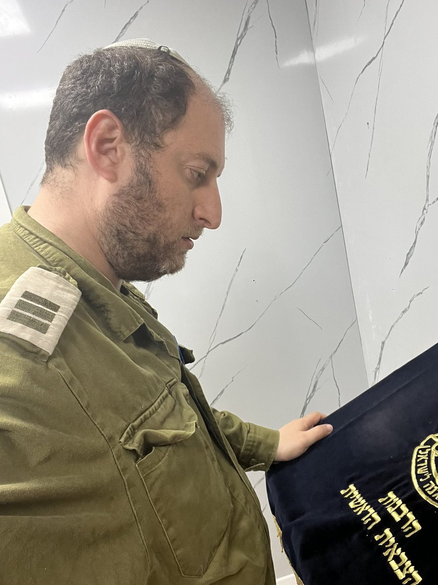 TheJeremyMan's tweet photo. פרשת בהעלותך – ההבטחה למשפחת יתרו

משה לחותנו: “וְהָיָה כִּי־תֵלֵךְ עִמָּנוּ, וְהָיָה הַטּוֹב הַהוּא אֲשֶׁר יֵיטִיב ה׳ עִמָּנוּ  וְהֵטַבְנוּ לָךְ.”

פרשתנו פותחת בתיאור חגיגי של תחילת המסע מהר סיני. אך רגע לפני היציאה לדרך, משה פונה אל חובב (יתרו), חותנו, ומבקש ממנו להצטרף למסע במדבר. על פי הרמב״ן, וכך גם בדברי חז״ל, יתרו קיבל את שמו לאחר שהצטרף לעם ישראל. משה אינו רק מזמין אותו להצטרף, הוא גם מבטיח לו ולמשפחתו חלק ונחלה בארץ ישראל. זו הבטחה יוצאת דופן, כזו שלא ניתנה לאף עם אחר, אך בתחילה יתרו מסרב.

הרש״ר הירש מסביר שמשה שכנע את חותנו בכך שהבהיר לו כי תרומתו תהיה משמעותית: אתה מכיר את המדבר, את דרכיו ואת מקומות החניה, ולכן “והיית לנו לעיניים”. אך משה מדגיש שההטבה המובטחת איננה שכר חומרי בלבד. יתרו מוותר על ביתו ועל מולדתו כדי ללכת עם עם ישראל, ומשום כך עם ישראל מחויב להעניק לו בית ונחלה בקרבו.

בספר שופטים אנו לומדים שצאצאי יתרו אכן חיו בארץ. הרש״ר הירש מוסיף שהם שמרו על ייחודם המוסרי והרוחני, התרחקו מן השחיתות העירונית והשלטונית, ובחרו בחיי פשטות ונוודות כדי לשמור על חירותם וטהרתם.

גם בימינו חי בינינו עם הרואה את עצמו כממשיך דרכו הרוחנית של יתרו. פרשתנו מזכירה לנו את גודל ההבטחה ואת האחריות המוסרית שלנו: להיטיב עם אלו שקשרו את גורלם בגורלנו, ובוודאי עם אלו שנלחמים לצידנו.

ברית הדמים והשלום בינינו לעם הדרוזי אינן מסתיימות במילים בלבד, הן מחייבות גם הכרת טובה, מחויבות הדדית ועמידה לצד מי שבחר ללכת עמנו בדרך.

שבת שלום