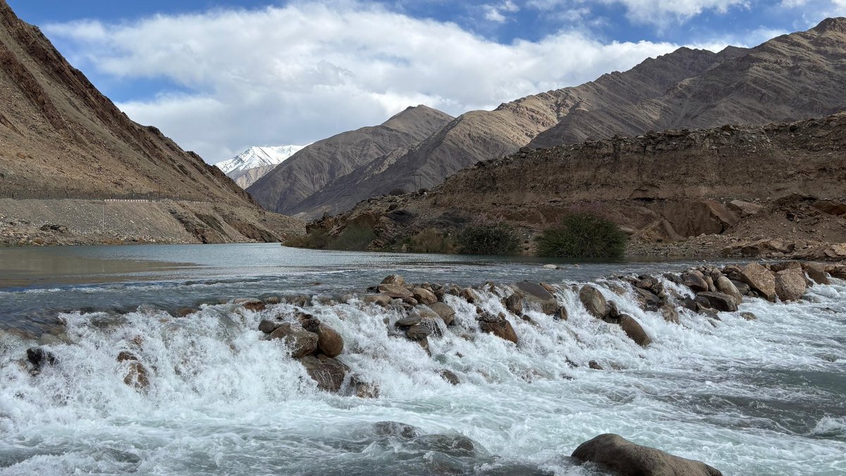 Amarrrrz's tweet photo. Ladakh has launched India’s first rock check dam project under the “Sindhu Jal Samriddhi Abhiyan” to improve irrigation and water security in remote villages. The eco-friendly dam has been built on the Indus River near Upshi, around 44 km from Leh, at an altitude of 11,400 feet.

The structure was completed in just seven days using around 180 metric tonnes of locally sourced rocks without cement or concrete, making it environmentally sustainable. It is about 200 feet long and designed to withstand high river flow during summer months.