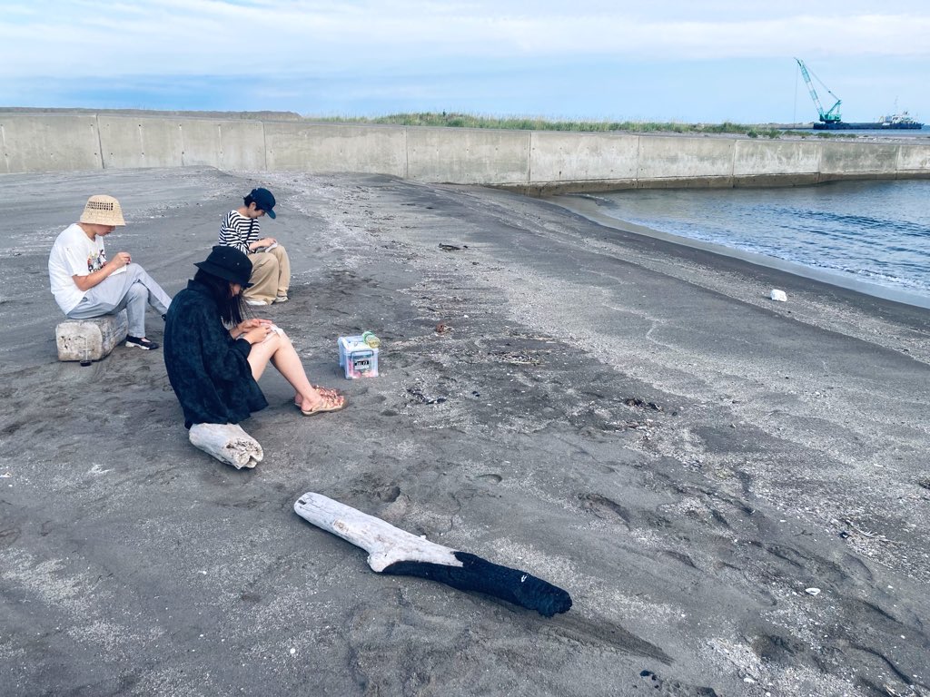 thebusstrio's tweet photo. 6月5日『葦芸 in TOKYO』at 水性 プログラム紹介🦉
@ashigei_fes @xx5th 

❸参加型刺繍プロジェクト『海を縫う貝』
来場者は海を想って5分間、布に針を通します。糸で紡がれたそれぞれの「海」は集まり、ひとつづきの海となって展示されます。

🪡開館中いつでも、誰でも参加できます🤝 https://t.co/DQGf6YBqUX