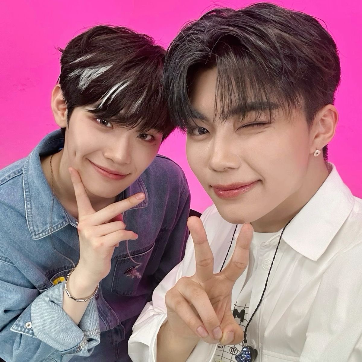 koniniz's tweet photo. do their faces just automatically do the same expression when they take selcas https://t.co/Wp3sHk4LD7