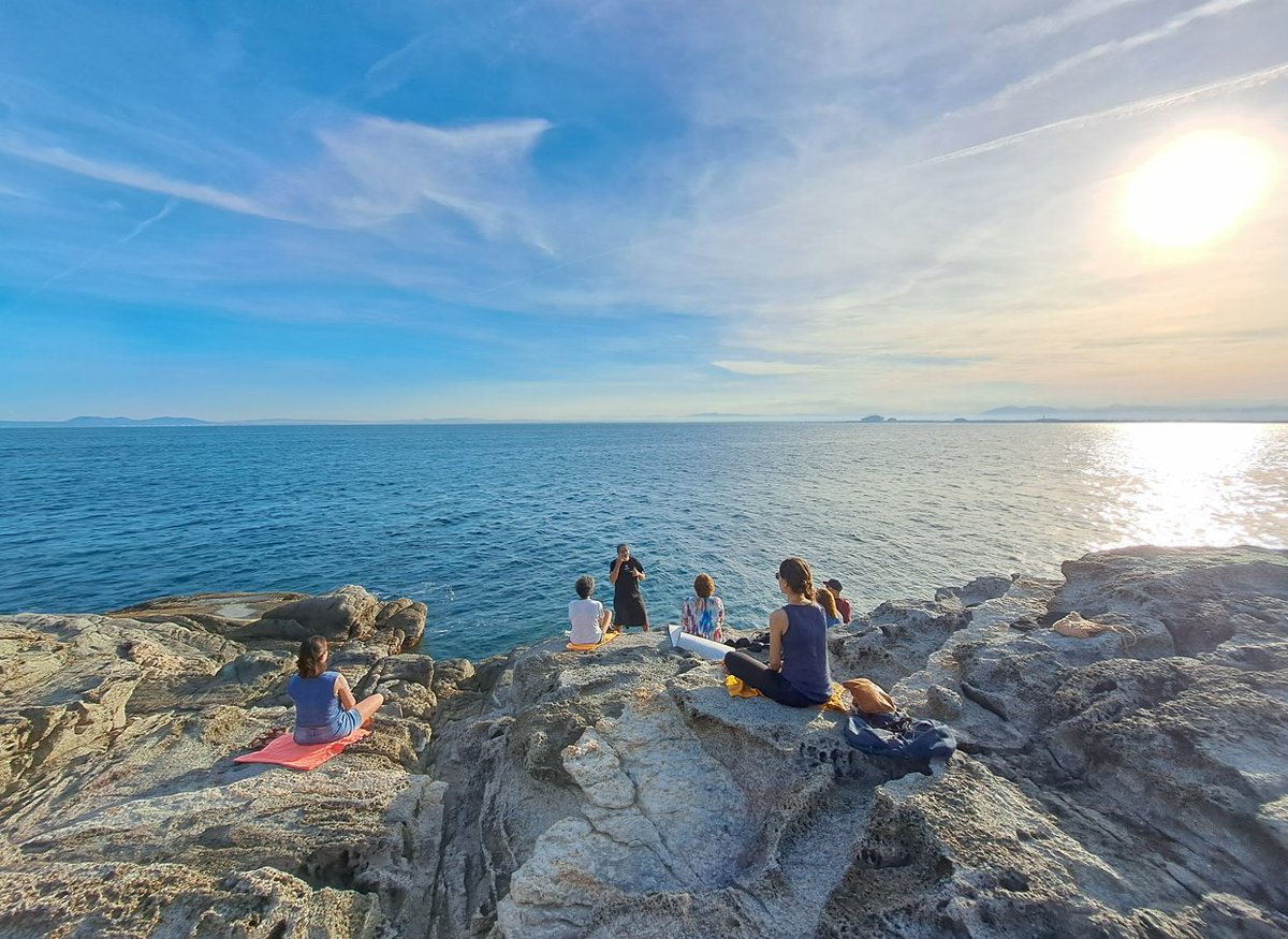 VisitRoses's tweet photo. 🧘‍♀️ Meditacions a la posta de sol
🌌 Sessions sota les estrelles
🎶 Concert meditatiu de solstici
🌅 Mindful Sunrise
🍵 Meditacions amb te i connexió amb la natura
💫 Ioga, meditació i molt més

📅 Consulta totes les dates i reserva la teva experiencia 👉 https://t.co/TBkM0rh8BS https://t.co/1W6VVngvd4