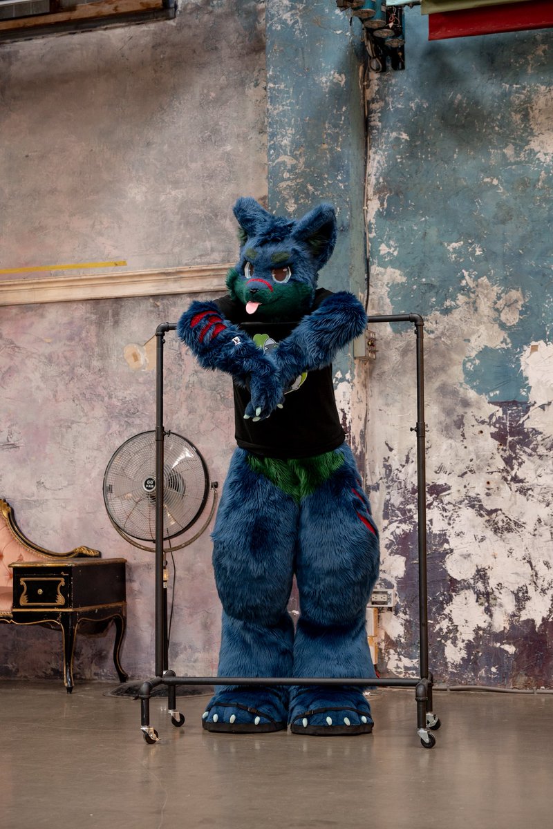 CTtheWolf's tweet photo. So hot this week…

🐾: Me!
📸: @Turquobitbit 
🪡: 黑雪工坊Kuroyuki

#FursuitFriday https://t.co/xa0BmZWE9H