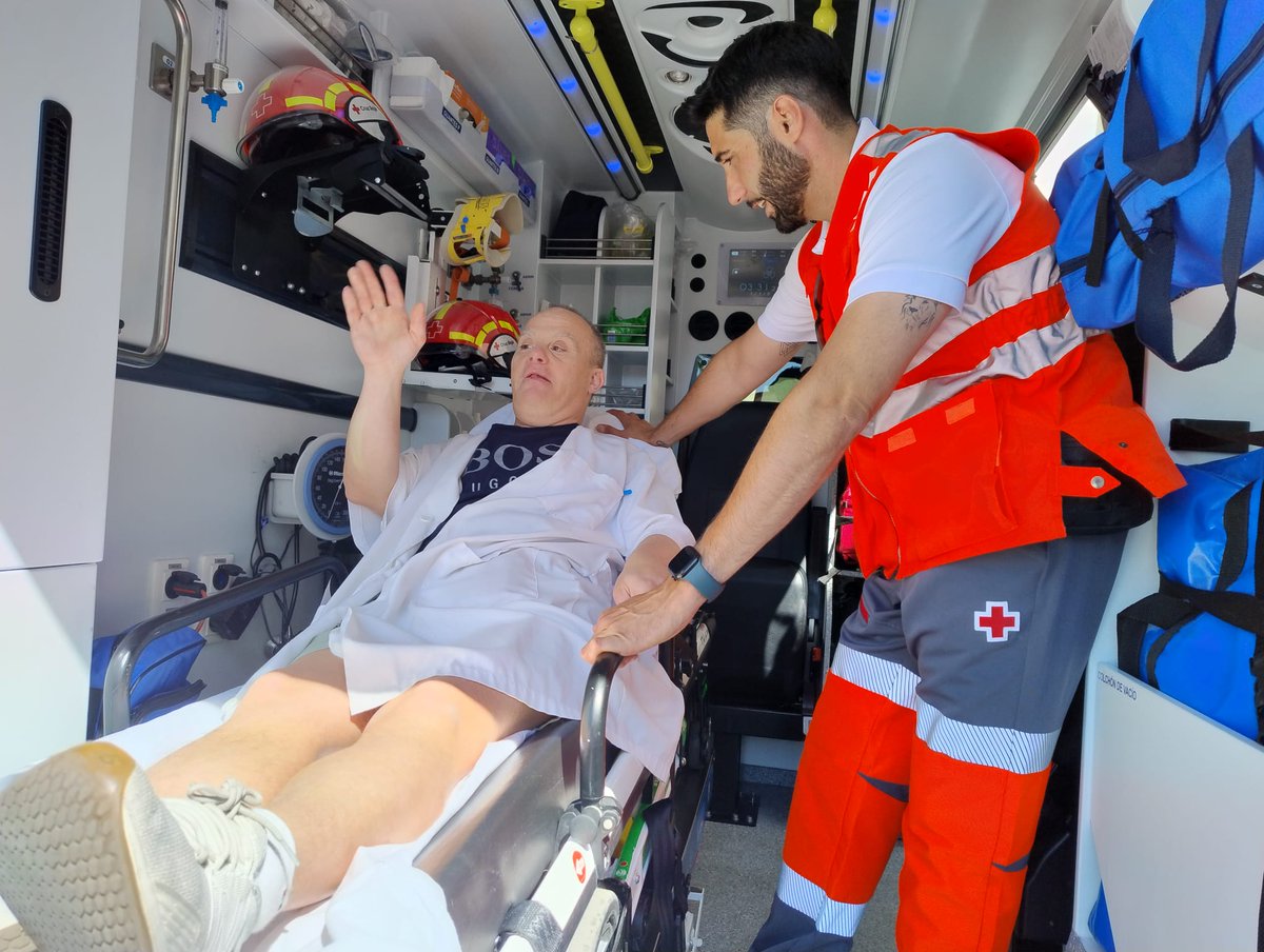 Grupo_Envera_'s tweet photo. 🚑 Los amigos de @CruzRoja_CdManz nos han visitado hoy en nuestro Centro Integral de Discapacidad de Colmenar Viejo.

Hemos conocido cómo trabajan ante emergencias y el equipo que llevan en sus ambulancias para salvar vidas. https://t.co/NpDBV4IUCm