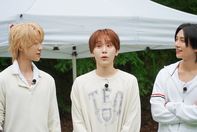updatingsvt's tweet photo. [SHOW] 260529 SEVENTEEN on The God of Communication Caterers Photos

#SEVENTEEN #세븐틴 https://t.co/KOblkb4Ip6