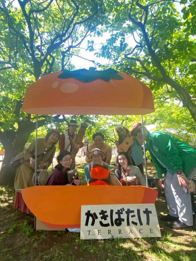 PipeTaborJapan's tweet photo. ５月９日（土）こくフェス「新緑の柿ばたけでパイプ＆テイバー」、テイバラーズ国分寺として９人で演奏してまいりました。
青空と美しい柿の青い葉の下でのパレード、最後のステージは手作り楽器をもった子どもから大人までたくさん参加して盛り上がりました。
参加の皆さん、ありがとうございました！ https://t.co/tdpbgK6uws