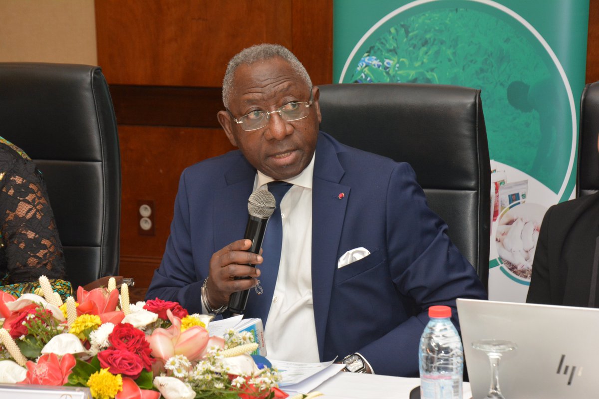 minepat237's tweet photo. 🇨🇲 #SécuritéAlimentaire - Le 28 mai 2026, le SG du MINEPAT, Jean Tchoffo, a présidé la 3e session du Comité de pilotage du projet #SECAL à Yaoundé. Au cœur des échanges : l'adoption du budget 2026 de 7,8 milliards FCFA pour moderniser le monde rural. 

#SécuritéAlimentaire #SND30 https://t.co/I0wh1ZHPOZ