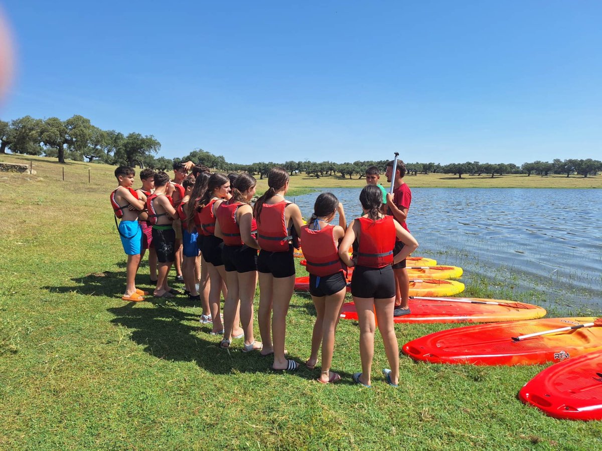 IesSuarez's tweet photo. El miércoles 27 de mayo nuestro alumnado de 2º de ESO disfrutó de actividades multiaventuras en el Pantano El Aguijón en Barcarrota. Por las altas temperaturas, se orientó programación a actividades acuáticas: tirolina en agua,  kayak, padel surf, banana, revolve,... https://t.co/EZweo3BpQi
