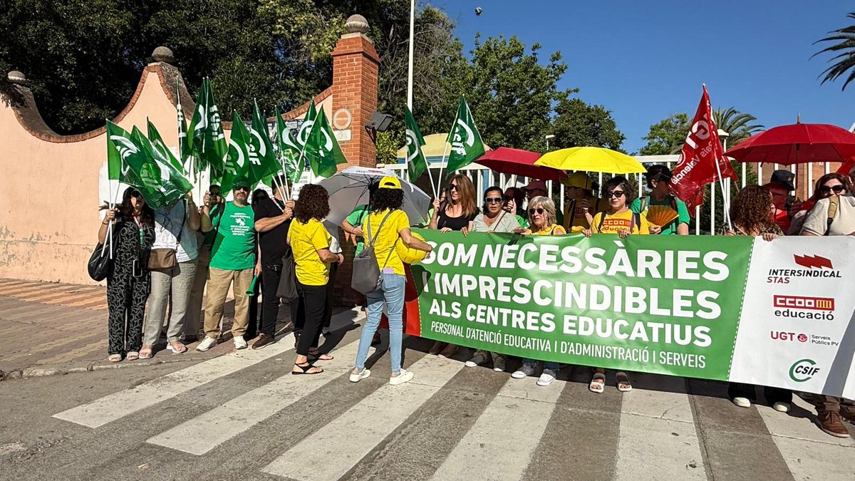 CSIFCV's tweet photo. 👥 El personal de atención educativa y administración reclama "condiciones dignas" ante la Conselleria.

🟢 CSIF se concentró ayer y recuerda que estos profesionales son imprescindibles y necesarios para garantizar una educación pública y de calidad. Esto solo es posible con plantillas suficientes, condiciones laborales dignas y el reconocimiento que merece todo el personal que sostiene los centros día a día.

👉https://t.co/WK37DFsRFE vía @valenciaplaza