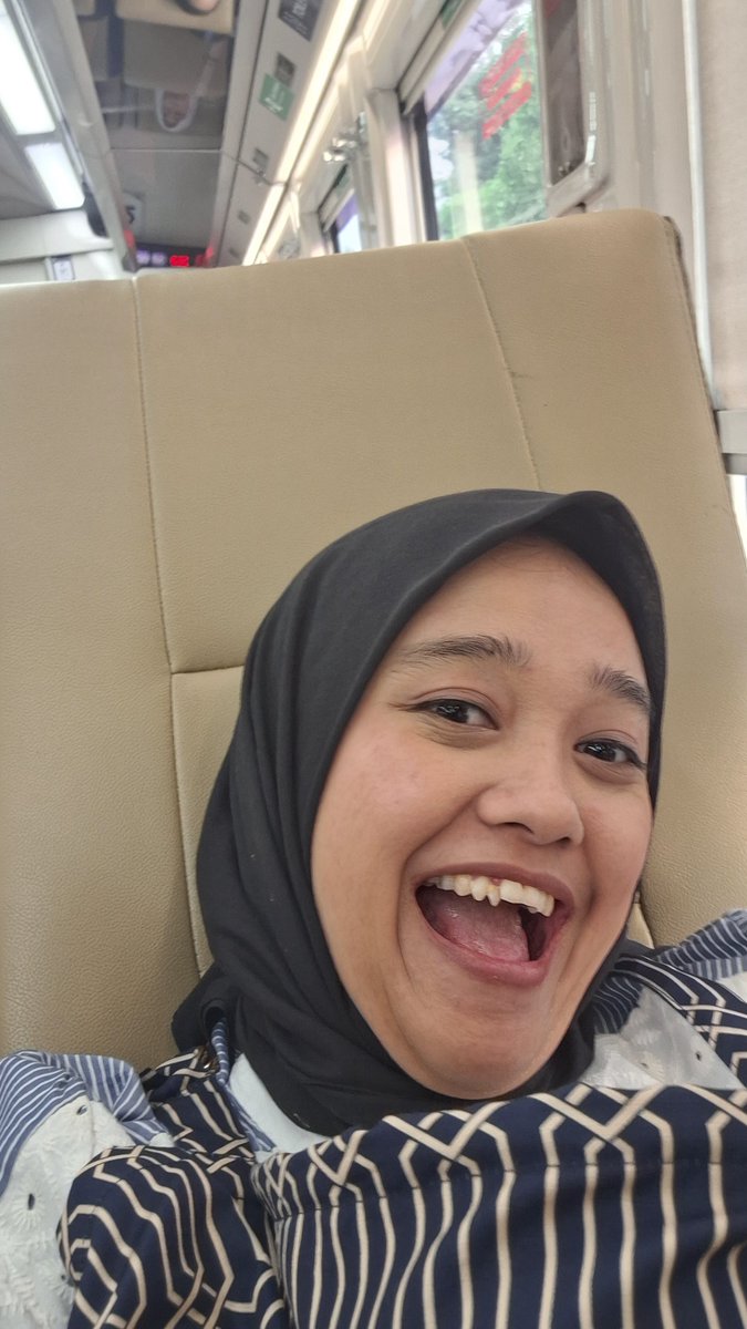 microwifey's tweet photo. Situasi sekarang
Gedabag gedebug masuk kereta
Mana ini jam tidur zio 
Bawa balon segala wkwkwkk
Daah jilbab ga karuan 
Zio tidur, kita makan dan ikutan tidur ekwkw
Begini ya travel with baby
Ribet tp nagih hahahah https://t.co/yWLlfvoWjo