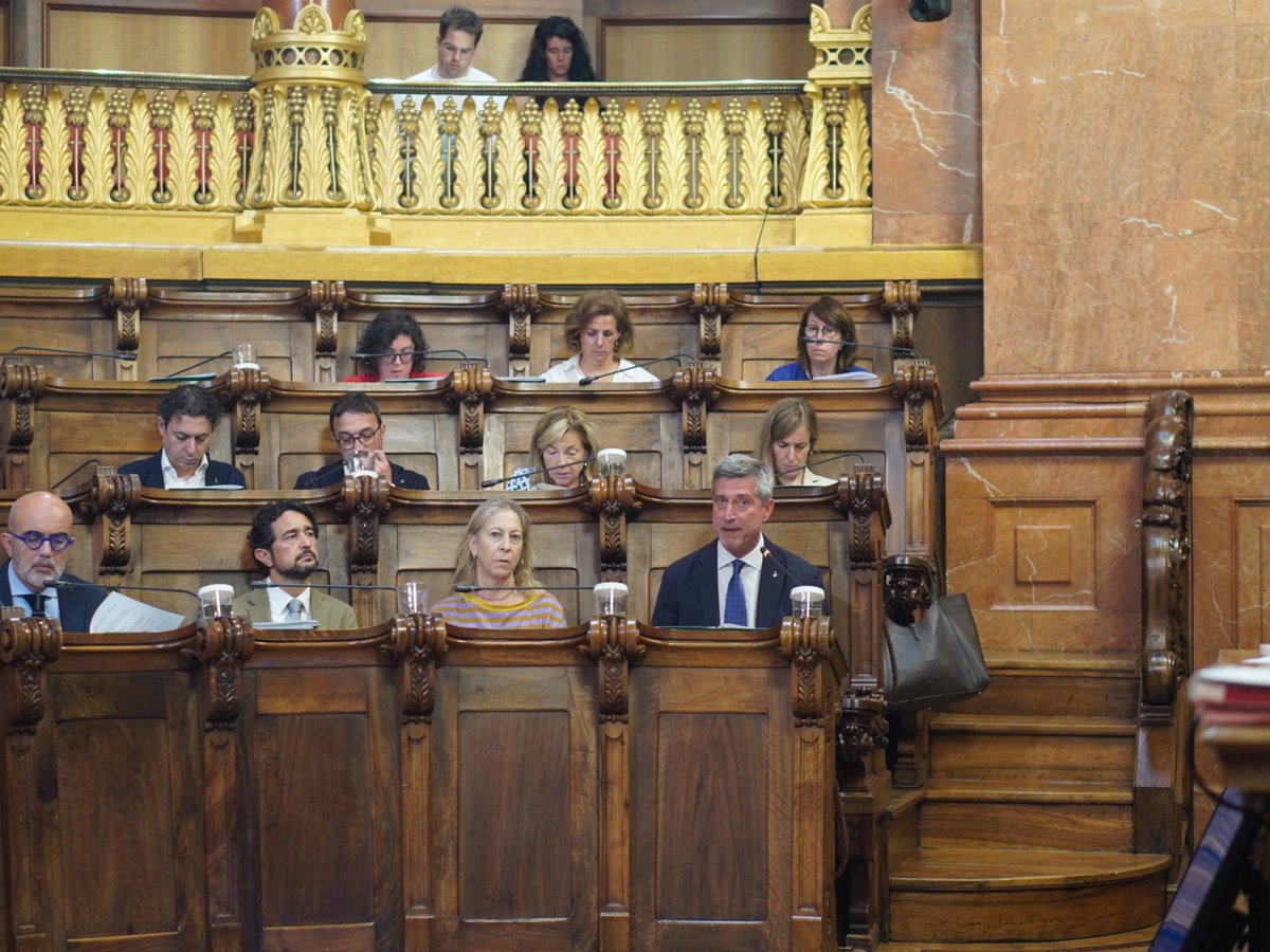 Junts_BCN's tweet photo. 🙌🏻 En marxa la sessió ordinària del #PleBCN del mes de maig amb la proposició de Junts, defensada pel president del grup municipal @jmartigalbis.
➡️ Parlarem de la urgent necessitat de protegir el nostre patrimoni, que amb Collboni, està desapareixent. https://t.co/zPws6shNwO