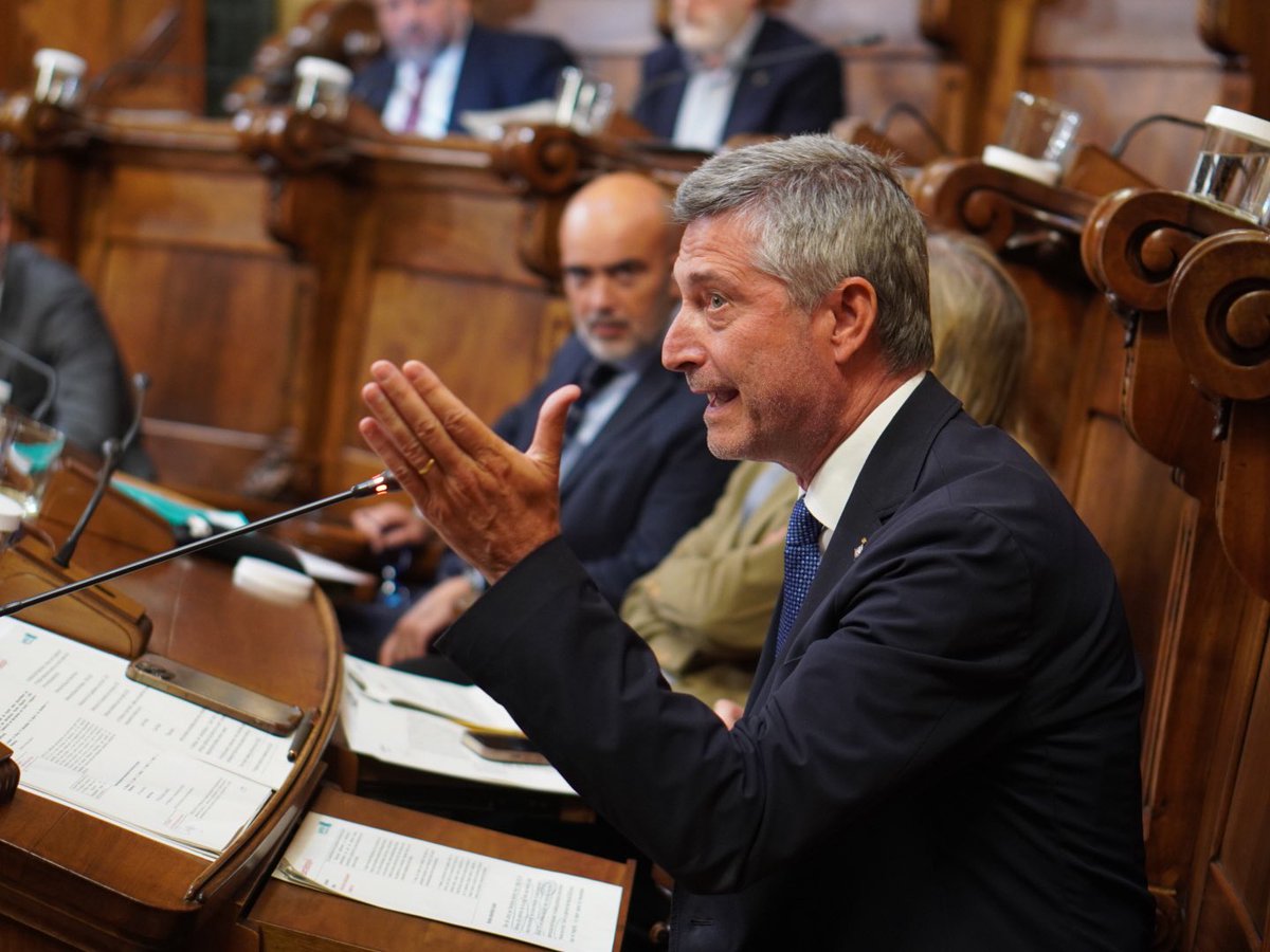 Junts_BCN's tweet photo. 🙌🏻 En marxa la sessió ordinària del #PleBCN del mes de maig amb la proposició de Junts, defensada pel president del grup municipal @jmartigalbis.
➡️ Parlarem de la urgent necessitat de protegir el nostre patrimoni, que amb Collboni, està desapareixent. https://t.co/zPws6shNwO