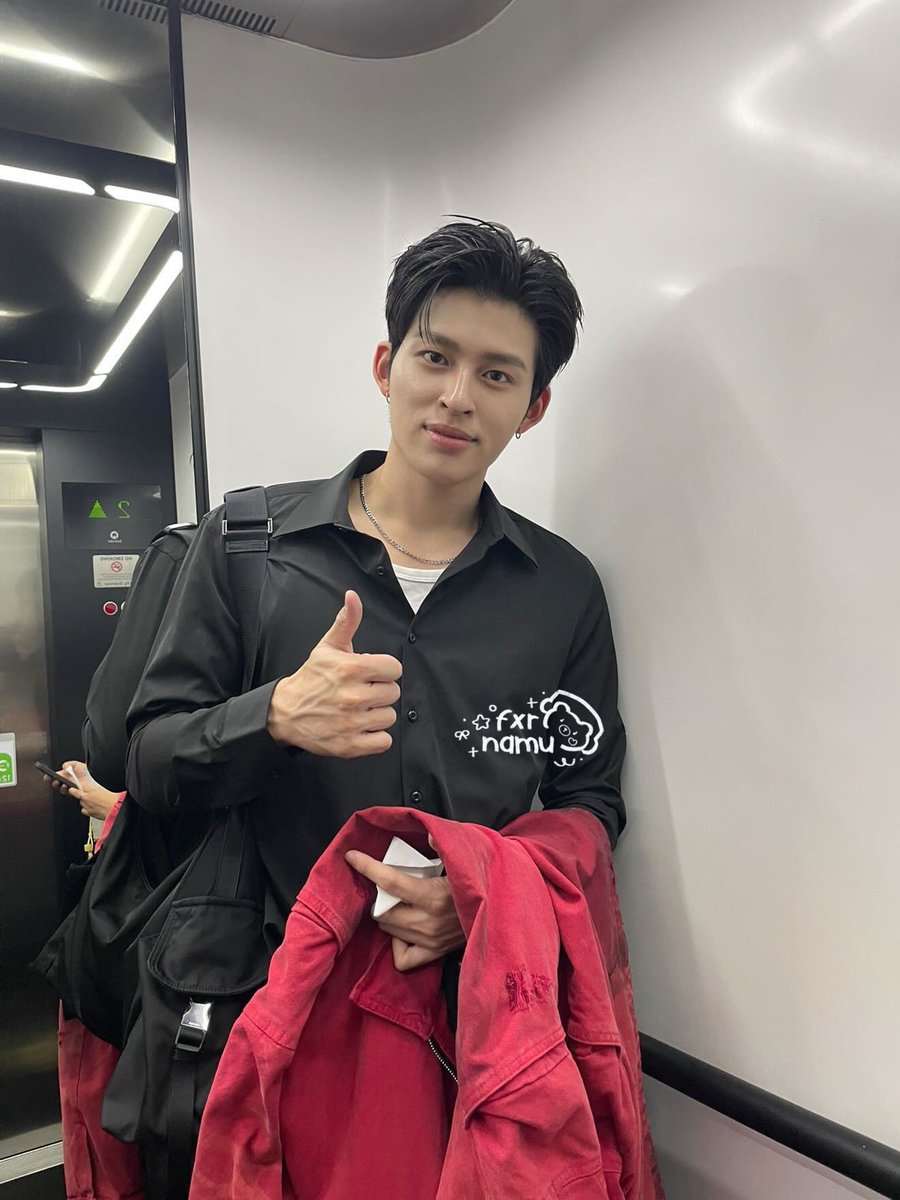 kthjk57's tweet photo. Ganteng banget loh😭 ada op ketemu pond di lift, alih2 minta foto bareng,ini malah cuma pond yang diminta foto sendiri sambil gaya "👍🏻" wkwk lucuu bgt deh, tp bapack2 bgt gaya nya😭 https://t.co/oVLZZun4PF