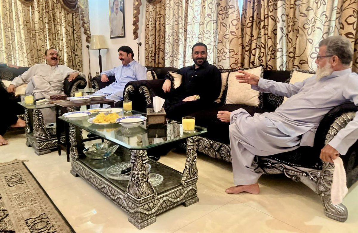 RaufRind's tweet photo. پاکستان پیپلز پارٹی کے سینئر رہنما اور سابق صوبائی وزیر میر عبدالرؤف رند اور میر زبیر رند نے ضلع کونسل کیچ کے سابق چیئرمین حاجی فدا حسین دشتی کی رہائش گاہ دشتی ہاؤس جاکر ان سے ع��د ملے، 
میر عبدالرؤف رند اور میر زبیر رند نے انہیں 
عیدالاضحیٰ کی مبارکباد پیش کی۔
اس موقع پر سیاسی، علاقائی صورتحال اور باہمی دلچسپی کے مختلف امور پر تفصیلی تبادلہ خیال کیا گیا، ملاقات کے دوران معروف کاروباری و سماجی شخصیات حاجی حبیب اللہ دشتی، حاجی عبدالقادر دشتی، واجہ ناکو در محمد بلوچ، حاجی فدا حسین دشتی کے فرزند جنید دشتی اور دیگر شخصیات بھی موجود تھیں۔