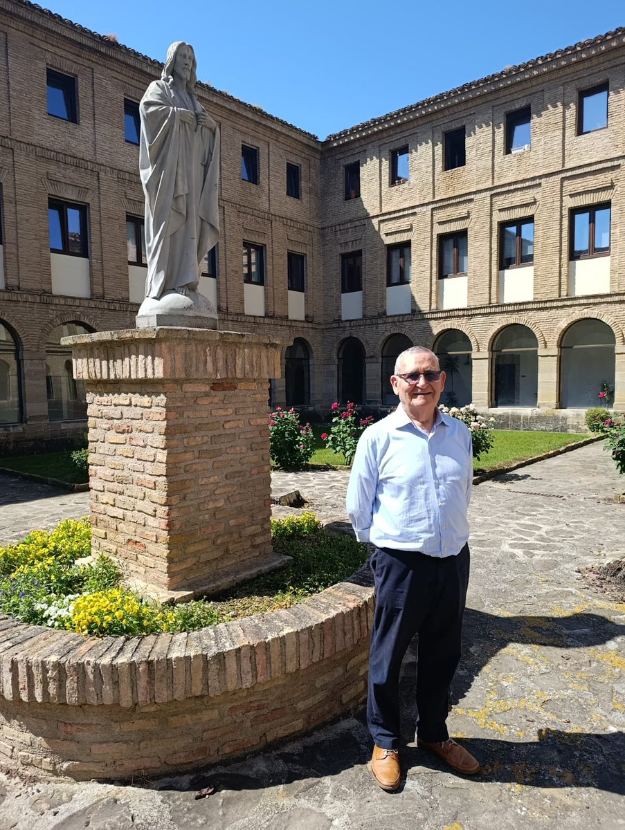 Reparadores_scj's tweet photo. Celebramos los 50 años de sacerdocio de nuestro hermano Isidro Córdova.

Cinco décadas de entrega, servicio y fidelidad al Evangelio. Gracias por tu testimonio cercano y sencillo, que sigue dejando huella entre nosotros.

¡Felices Bodas de Oro sacerdotales! 🙏✨ https://t.co/DwKi0l7Fw6