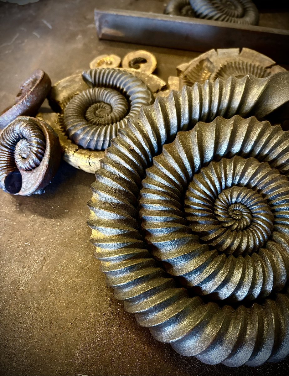 KvBlacksmith's tweet photo. Been juggling a few plates this month, working on my current commission, planning for events &amp; playing around with some new ideas.

Here’s some sneak peeks of things to come!…

Oww the variety, the textures, the steel, the brass &amp; maybe some bronze? 👀
#crafts #blacksmith https://t.co/ea47FddftR