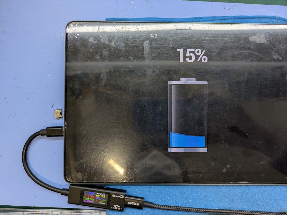 smartmax_repair's tweet photo. TECLAST M50 Plusの充電できない⚡ 
「グラグラして充電を認識しない」
「完全に電源が切れた」そんな状態も、データそのままで充電コネクタ（USBポート）を新品交換
✅作業時間 120分（郵送時3～5日程度）

修理料金をチェック👇
https://t.co/44QLoou48o

#M50Plus #タブレット修理  #郵送修理 https://t.co/cB7vGC4aK5