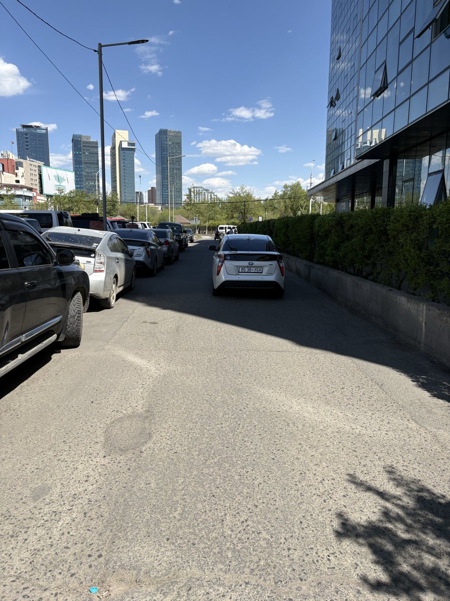 AmraEnh's tweet photo. Төлбөртэй зогсоолд тавихгүй гээд явган хүний зам дээр машинаа тавьдаг тул явган зорчигч бид машин замаар явдаг. https://t.co/OXWtZZDVrn