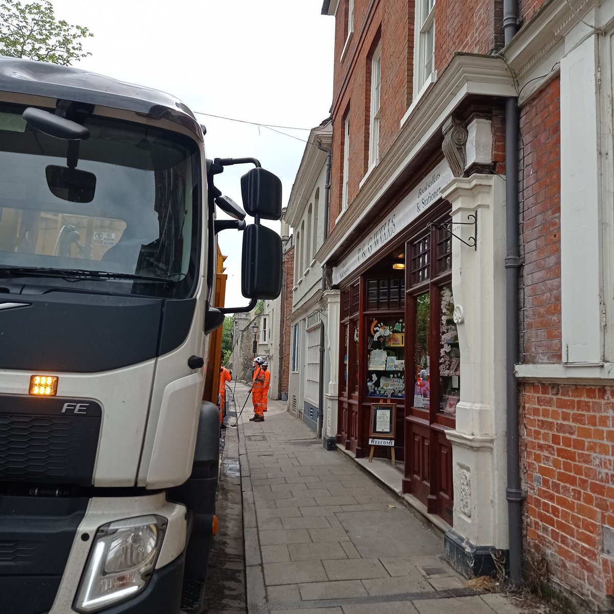 Bookwells's tweet photo. Yes honestly there is a bookshop behind there.

#hellowinchester
#independentbookshop https://t.co/QGpQyblnsL
