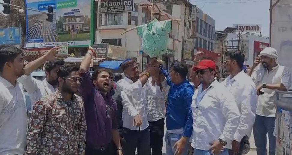 UPNOWTV's tweet photo. कानपुर : शिक्षा में धांधली पर छात्रों का जोरदार प्रदर्शन @BJP4UP 
शिक्षा व्यवस्था के विरोध में सड़कों पर उतरे छात्र @ABVPVoice
SSC, NEET और CBSE परीक्षाओं में धांधली के विरोध में छात्रों ने भरी हुंकार @EduMinOfIndia @dpradhanbjp @upbjpitcell 
छात्रसंघ बहाली मोर्चा और विधि छात्र मोर्चा का संयुक्त प्रदर्शन
प्रदर्शन का उग्र रूप: शिक्षा मंत्री के इस्तीफे की मांग @UPGovt 
पुलिस की बर्बरता: छात्रों से जबरन छीना पुतला, मची खलबली
लोकतंत्र की हत्या? विरोध कर रहे छात्रों पर पुलिस सख्त @nsui
युवाओं का आक्रोश: पेपर लीक के खिलाफ सड़क पर छात्र
पुतला दहन रोकने को लेकर पुलिस पर 'बर्बरता' के गंभीर आरोप!
बूट और बट का दम: छात्रों की आवाज दबाने की कोशिश
छात्रसंघ बहाली मोर्चा का सरकार को खुला अल्टीमेटम
पुतला दहन रोकने के लिए पुलिस की 'दमनकारी' नीति पर उठे सवाल @homeupgov @ChiefSecyUP @sanjaychapps1 
शिक्षा मंत्री के इस्तीफे पर अड़े छात्र नेता @UPCMOffice 
परीक्षा धांधली के खिलाफ छात्रों का आक्रोश! @CMOfficeUP