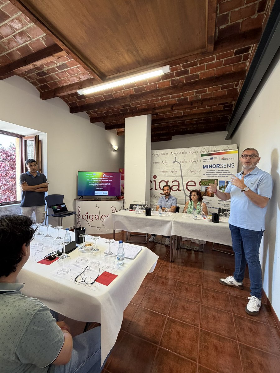 DOCigales's tweet photo. Hoy hemos conocido el trabajo realizado por la Estación Enológica de Castilla y León @ITACYL en investigación y recuperación de variedades minoritarias. La @DOCigales se unió en la pasada campaña de vendimia para trabajar en conjunto. 💪🏻🍇 https://t.co/eCGi0WPQOT