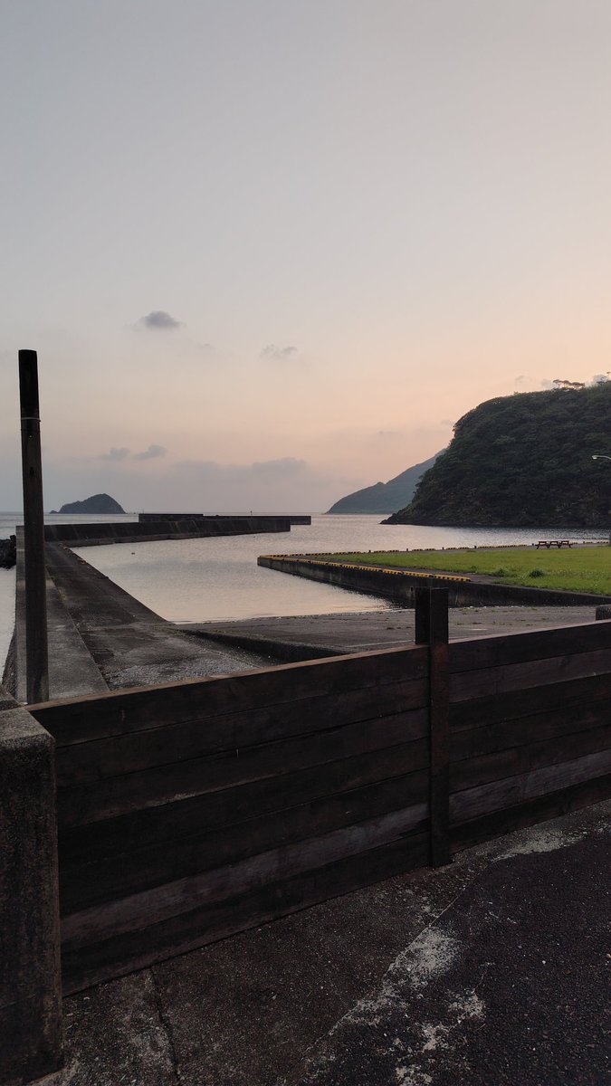tomatomamax's tweet photo. 台風接近の離島のリアル。
浜への降り口は全て閉鎖。

#奄美大島
#西古見集落
#台風接近
#台風6号
#シマぐらし https://t.co/xQadB1hAOz