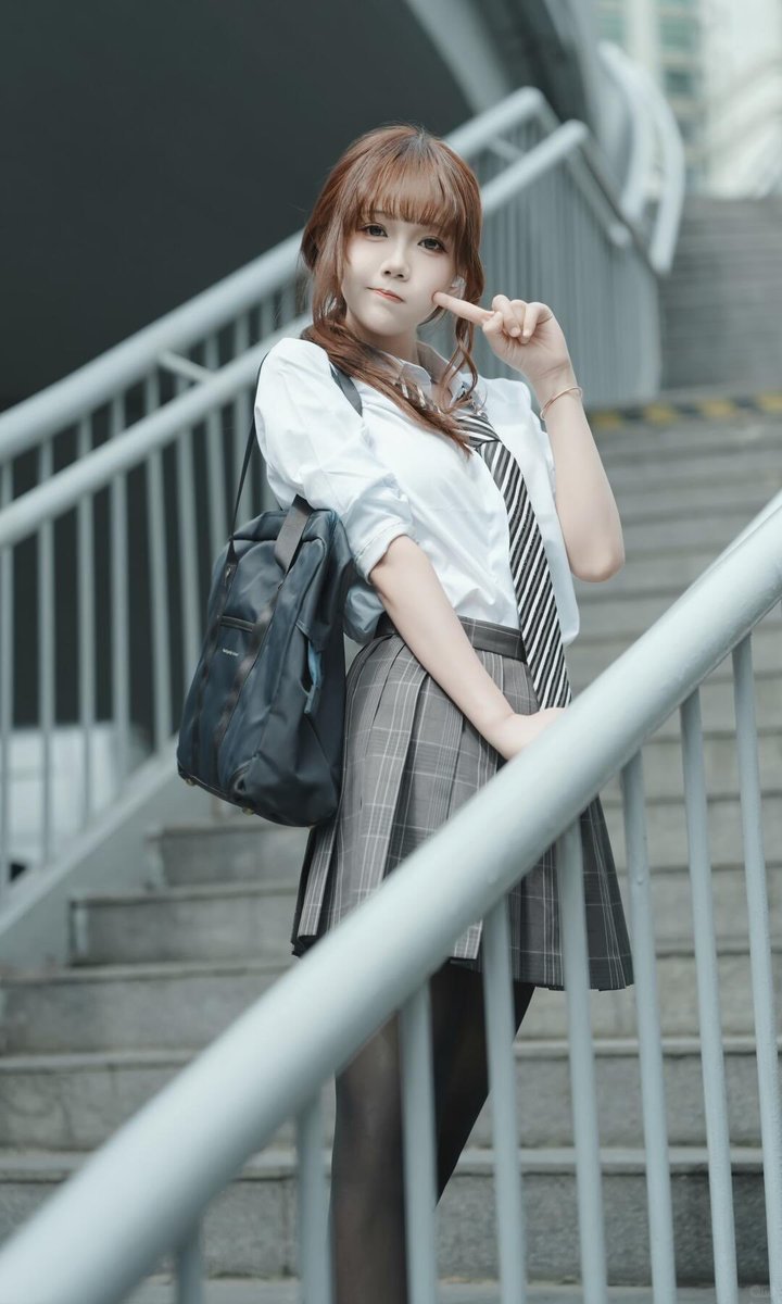 xueshenka's tweet photo. 今天穿上这套经典JK制服出门，灰色格子裙配黑丝真的太有氛围了～

白衬衫加条纹领带，背着书包站在楼梯间，随手一靠就是满满的青春感。  
黑丝在自然光下透着细腻的光泽，紧紧包裹着腿部线条，和黑色小皮鞋形成干净又舒服的反差。

这种清纯又带点日常温柔的搭配，越来越喜欢了。🩷 https://t.co/dDVxfDG1x0