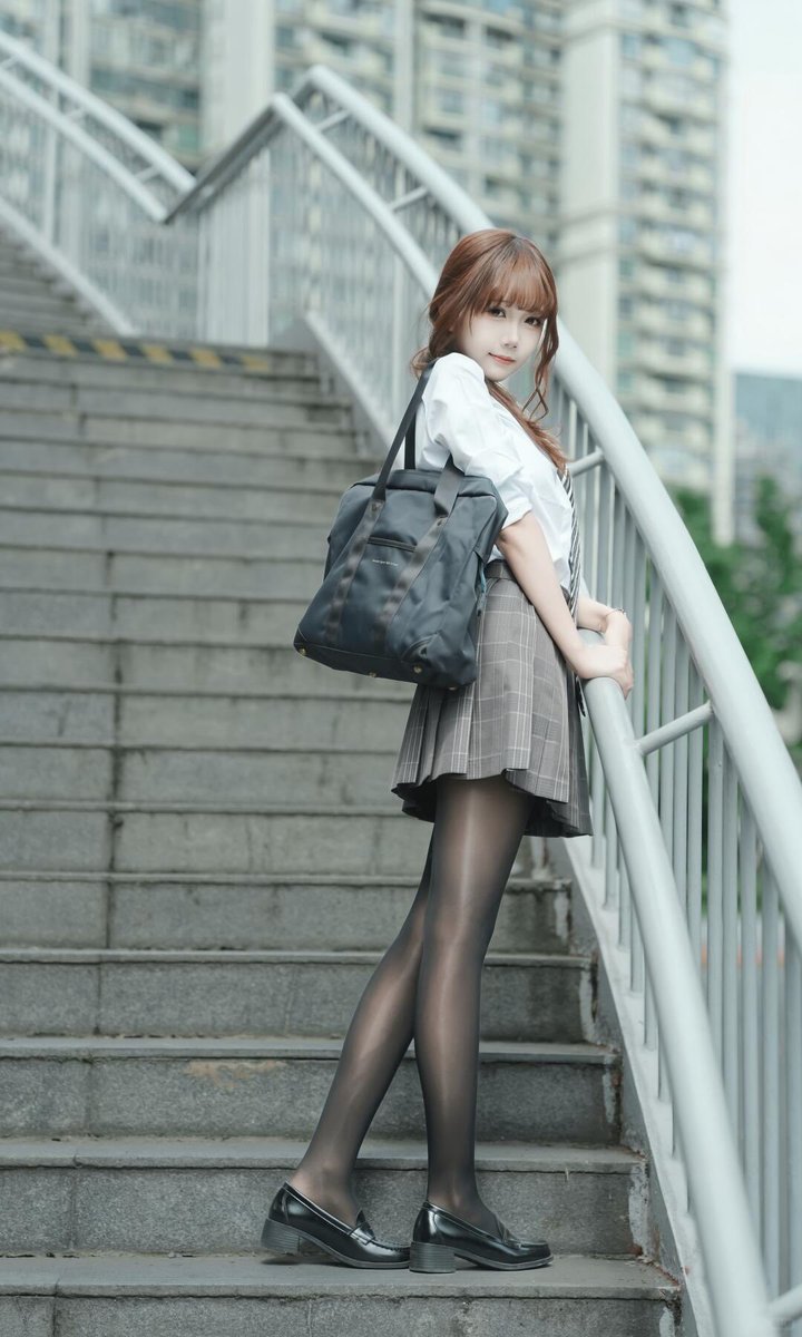 xueshenka's tweet photo. 今天穿上这套经典JK制服出门，灰色格子裙配黑丝真的太有氛围了～

白衬衫加条纹领带，背着书包站在楼梯间，随手一靠就是满满的青春感。  
黑丝在自然光下透着细腻的光泽，紧紧包裹着腿部线条，和黑色小皮鞋形成干净又舒服的反差。

这种清纯又带点日常温柔的搭配，越来越喜欢了。🩷 https://t.co/dDVxfDG1x0