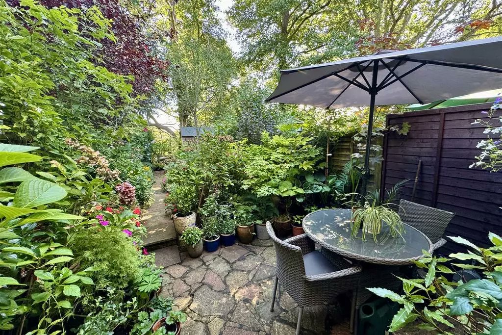 CardsTreebeec's tweet photo. Wow Brilliant 2 bedroom house for sale on @rightmove  https://t.co/foA3dj2Tx6
#surreyhills #Surrey #SurreyBC #Guildford #forsale #House #houseforsale #property #homeforsale #movinghouse #estateagents #happyclients #bespokeagent #SouthOfEnglandProperty #PropertyMarketUpdate https://t.co/IeT6UvB4ou