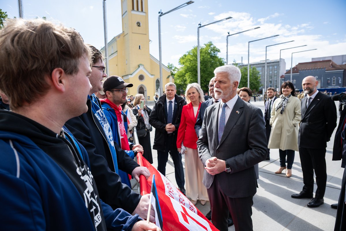 fsi_vut's tweet photo. Jezděte na Erasmus a cestujte! Nikdy nevíte, koho potkáte. Bylo nám ctí @prezidentpavel  | We were delighted to meet @AlarKaris 
📸 Václav Široký
@vutvbrne 
👉 https://t.co/BhuHdpCqvv https://t.co/SQo5VOJutv