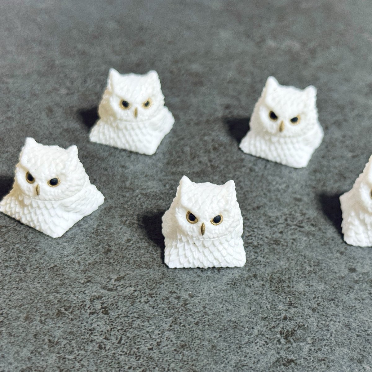 craft_kani's tweet photo. 🇺🇦ウクライナ発のartisan keycap 職人@vkeycaps による
🦉OWLキーキャップ 

ゲーミングバザー #gbaza で販売します🐙

精巧な作りはもちろん、
👀首がくるくる回るギミックも必見です✨
ぜひ実物をご覧ください！

➕軸／レジン製

OWL KEYCAP   ￥5,000
artisan KEYCAP ￥4,000
artisan KNOB    ￥3,500