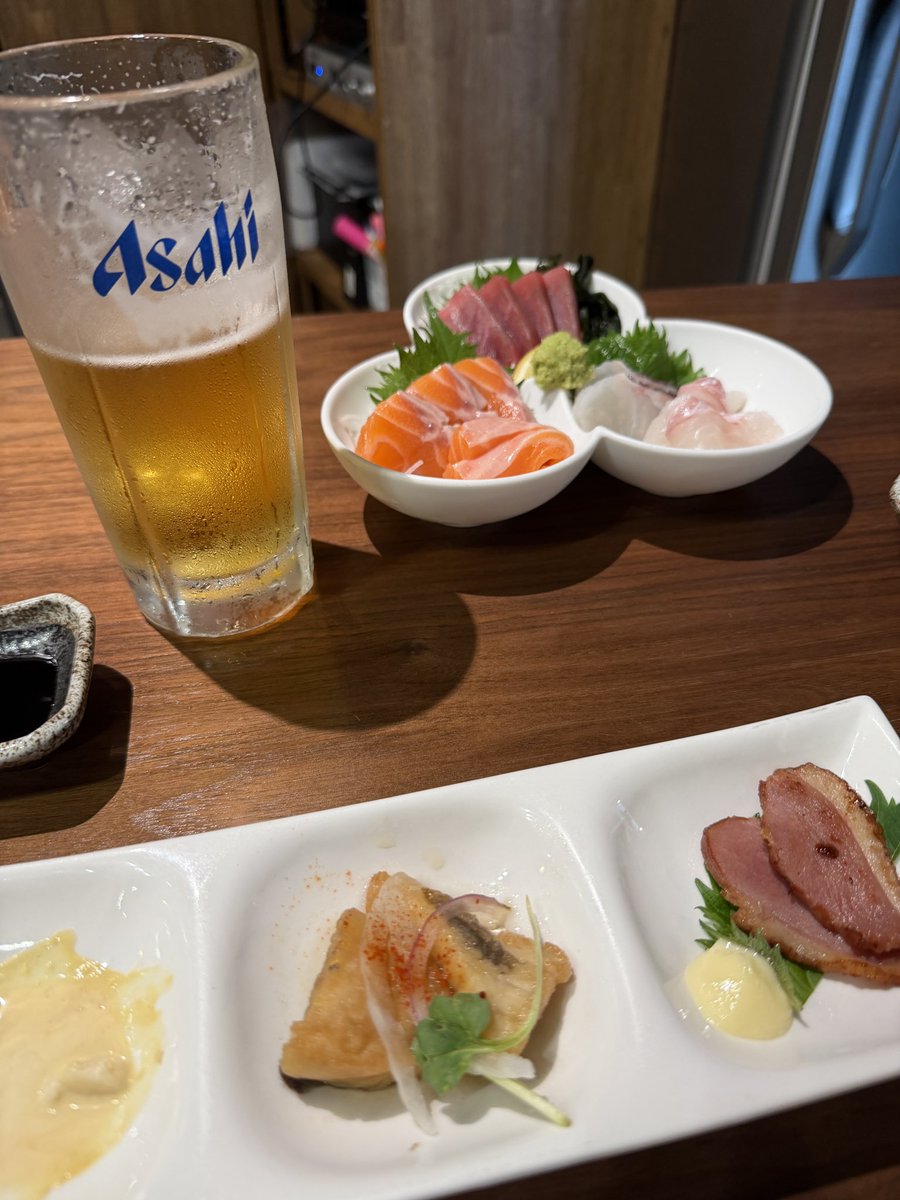 rolepon's tweet photo. 風船が飛んだので居酒屋でちびちびやってます🎈🏮
かんぱ〜い🍻🤩 https://t.co/Zfh73qhzXT