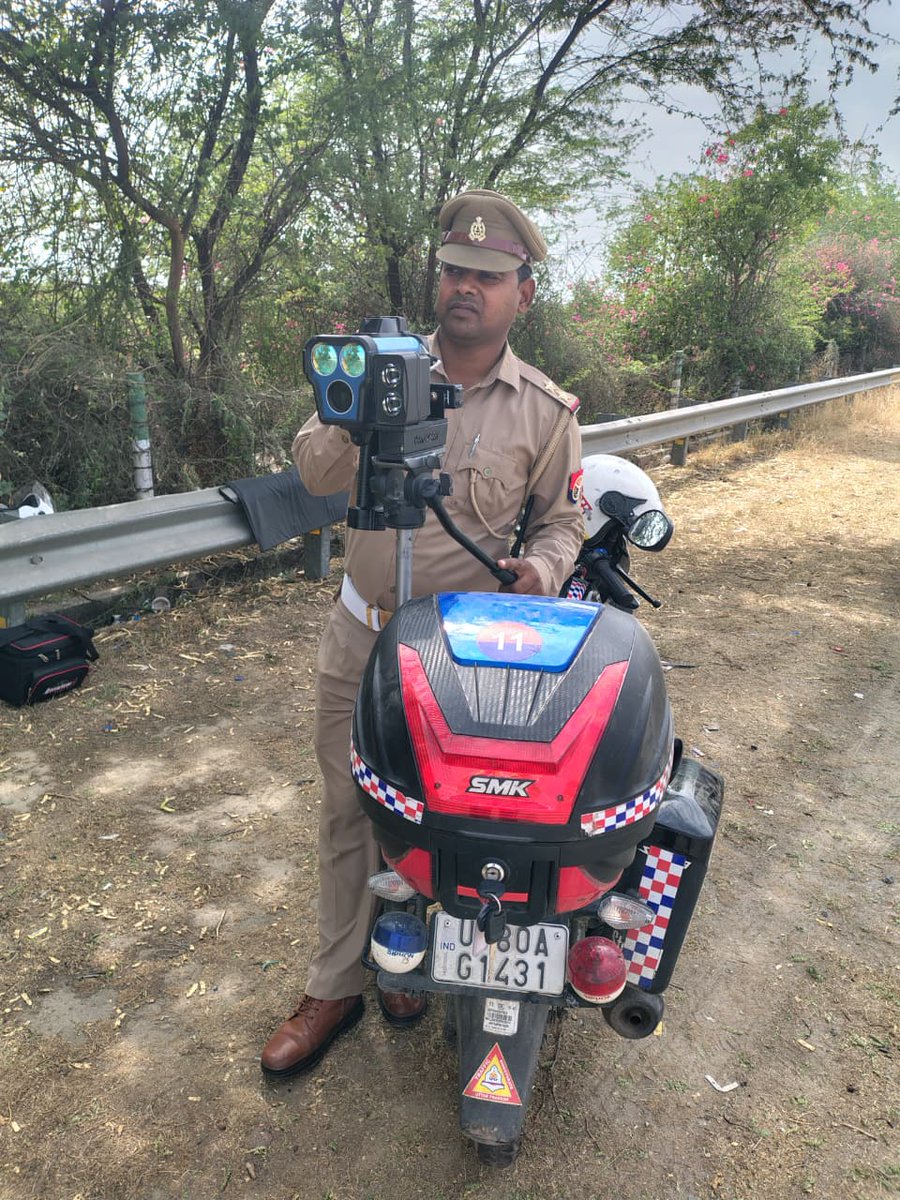 Agratraffic's tweet photo. सड़क सुरक्षा, हमारी प्राथमिकता!
आज दिनांक 29.05.2026 को #DCPT श्री सोनम कुमार के निर्देशन में @Agratraffic द्वारा यमुना एक्सप्रेसवे पर स्पीड रडार के माध्यम से ओवर स्पीडिंग (तेज रफ्तार) के खिलाफ विशेष अभियान चलाया गया। इस दौरान नियमों का उल्लंघन करने वाले वाहनों पर नियमानुसार विधिक कार्यवाही की गई।
सुरक्षित चलें, यातायात नियमों का पालन करें।
@uptrafficpolice
@agrapolice