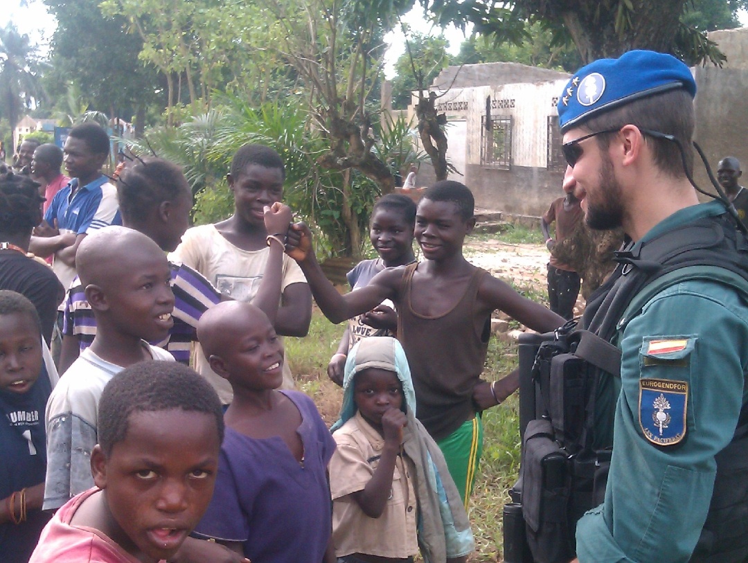interiorgob's tweet photo. 🤝 @eurogendfor desarrolla una labor fundamental en la protección de la población en situaciones de desastres humanitarios. 

👮 La @guardiacivil ha participado en operaciones internacionales como la misión de la #UE en la República Centro Africana en 2014.

#EUROGENDFOR 🇪🇺 https://t.co/vzRTzxGl8I