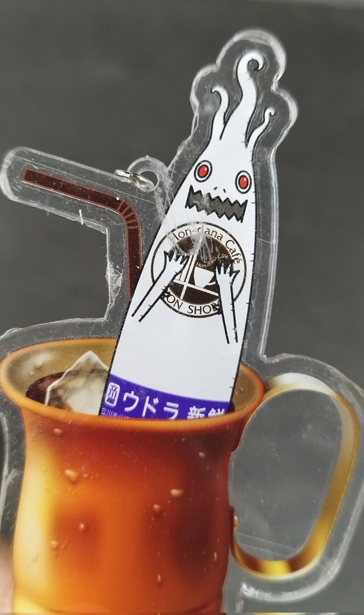 takisun81093's tweet photo. 本棚珈琲×ウドラ コラボカフェのアクリルキーホルダーを落とした人いません？柄が削れないように裏にテープを貼ってあるからかなり大切にされてたと思う… https://t.co/bd4Be9DQTO