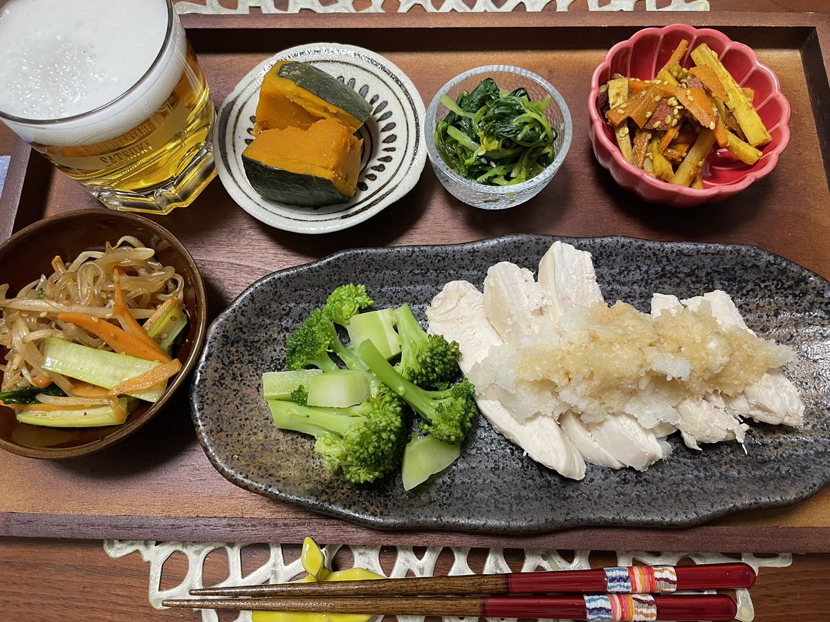 silkool's tweet photo. 今日は飲む予定じゃなかったけど
予定変更😇そんな日もあるよね🙌🏻
しっとり蒸し鶏を今日はおろしポン酢で♡
あとは作り置きおかずで♡
野球🐯観ながら晩酌🍻
#晩酌 #おうちごはん #作り置き #飲みたい気分の日 https://t.co/Pu6ae314e3