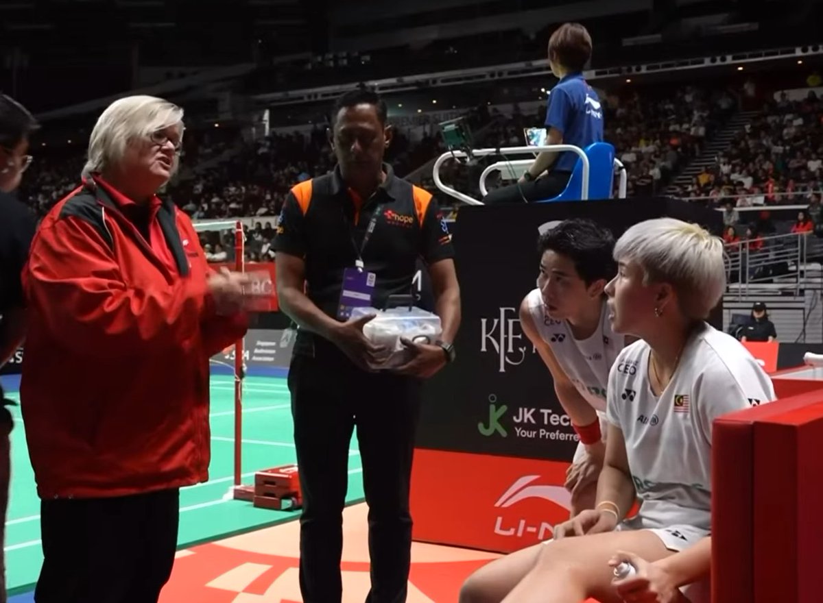 craigansibin's tweet photo. ChenToh had to retire due to injury. Get well soon Ee Wei. 😥😢. Benda yang paling kita taknak terjadi kat atlet. 

#SingaporeOpen2026 https://t.co/7yAYlLOHqr