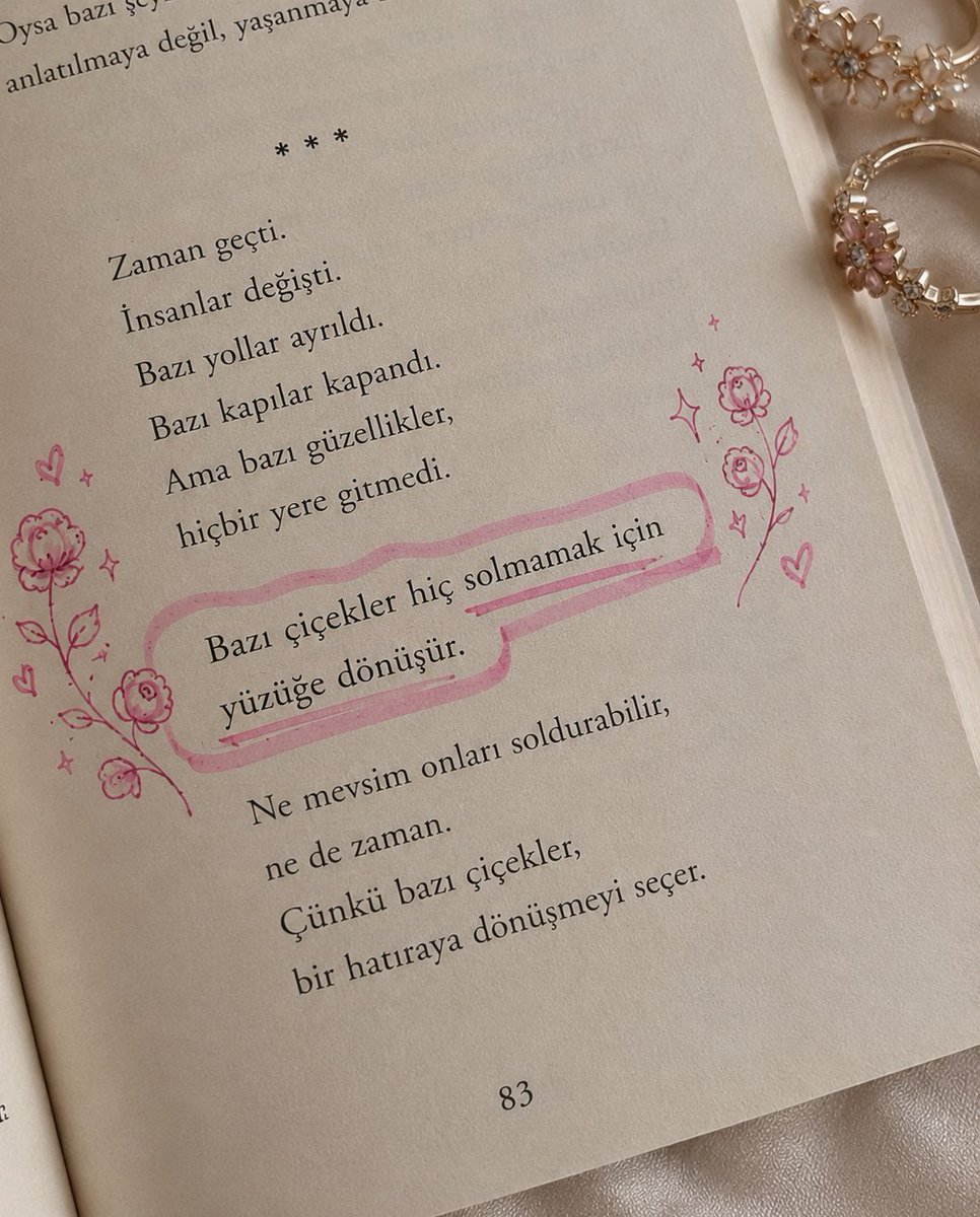 EvinaAccessory's tweet photo. Ve bazı çiçekler hiç solmamak için yüzüğe dönüşür.. https://t.co/aSZq7yCbtd