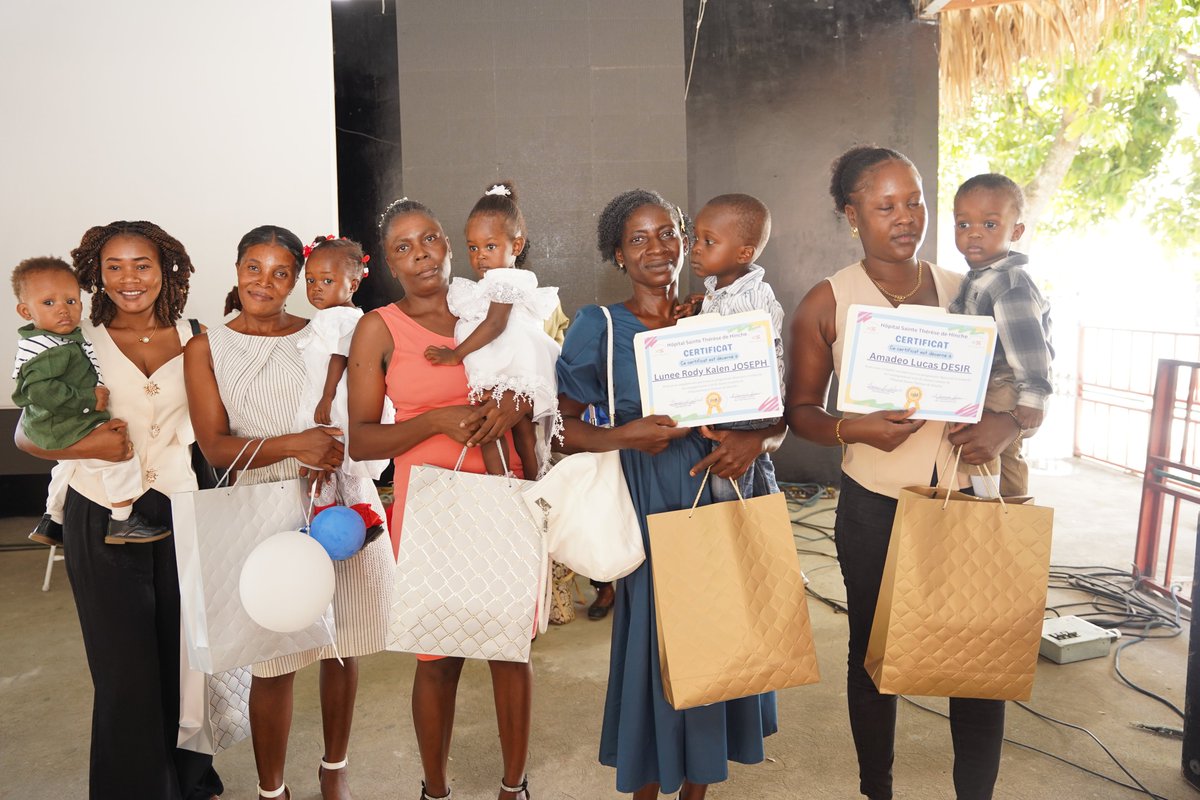 ZanmiLasanteht's tweet photo. Plus de 200 bébés ont gradué du programme J9 de l’Hôpital Sainte-Thérèse de Hinche après 18 mois d’accompagnement médical, nutritionnel, psychosocial et éducatif avec Zanmi Lasante.

#MaternalHealth #Haiti #CommunityHealth #InfantHealth #GlobalHealth #HealthEquity https://t.co/axfrkLxY9s